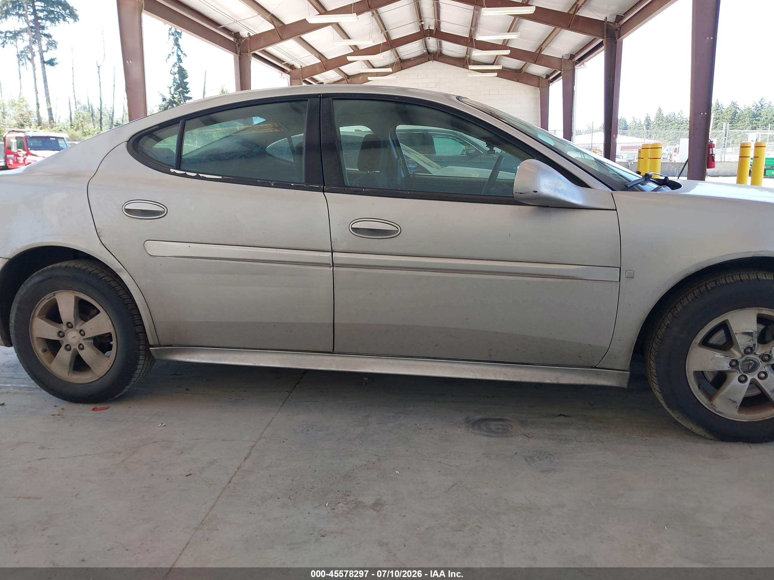 2007 Pontiac Grand Prix   Silver vin: 2G2WP552171119367
