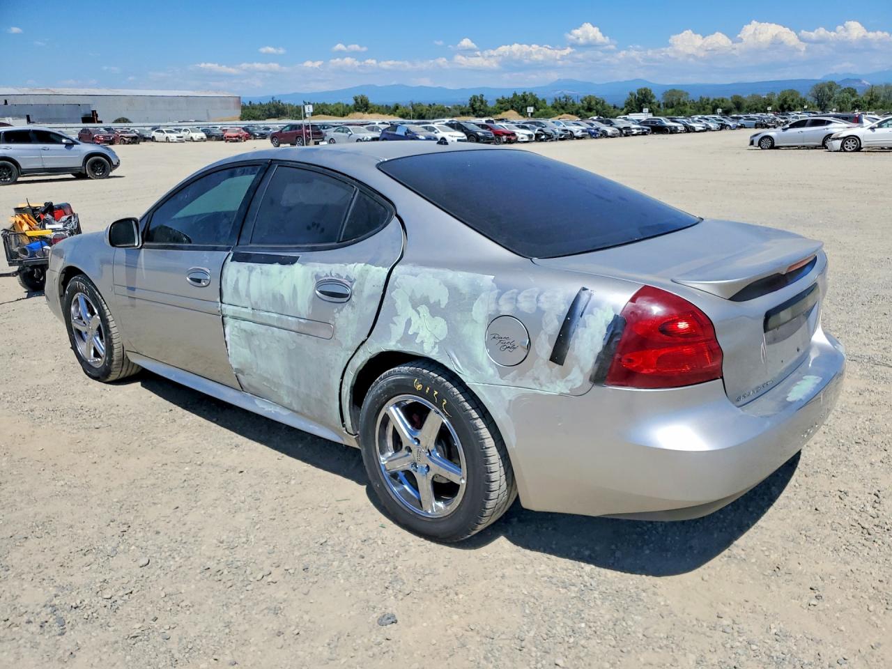 2007 Pontiac Grand Prix Silver vin: 2G2WP552171168181