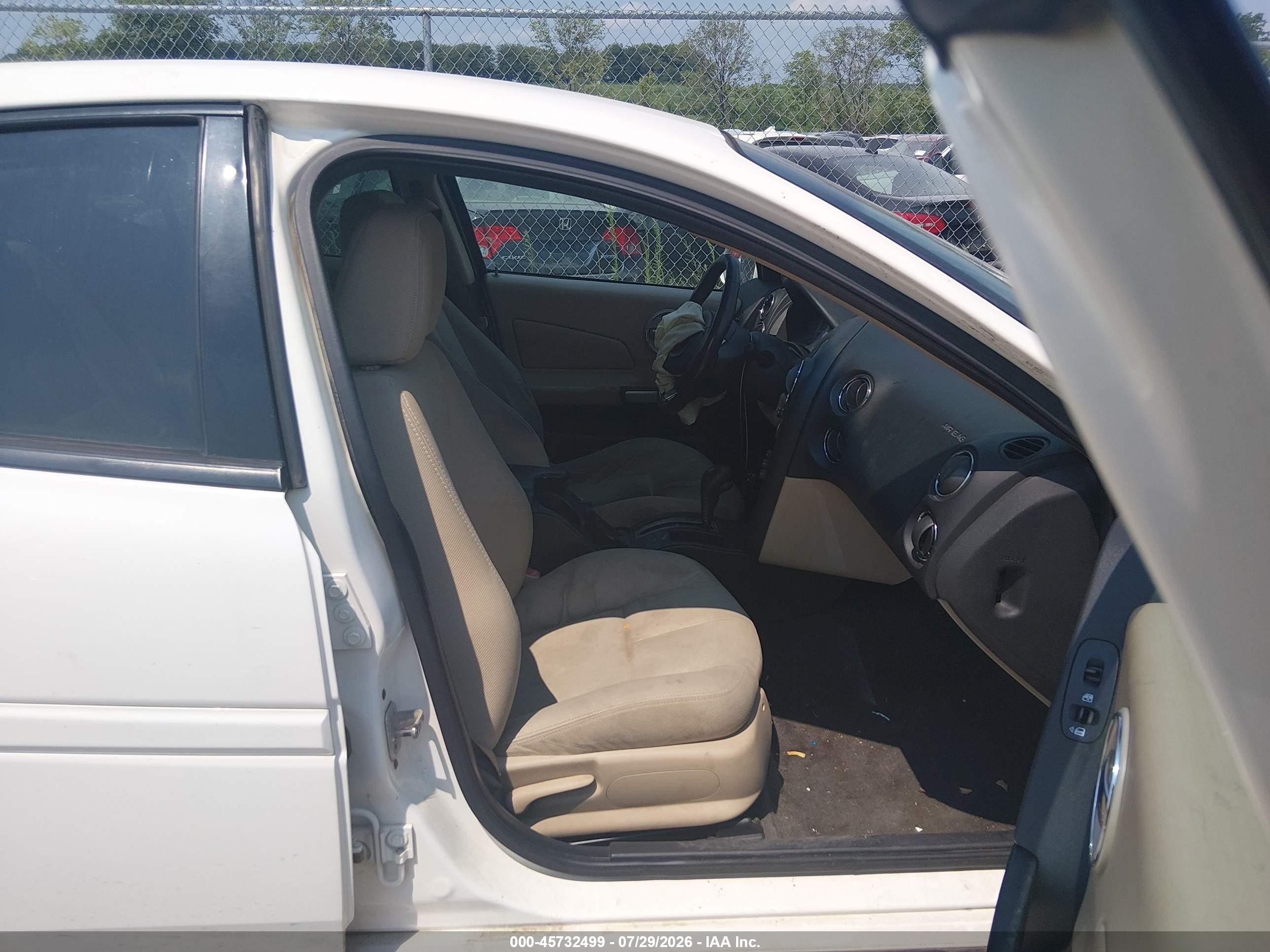 2007 Pontiac Grand Prix   White vin: 2G2WP552271143189