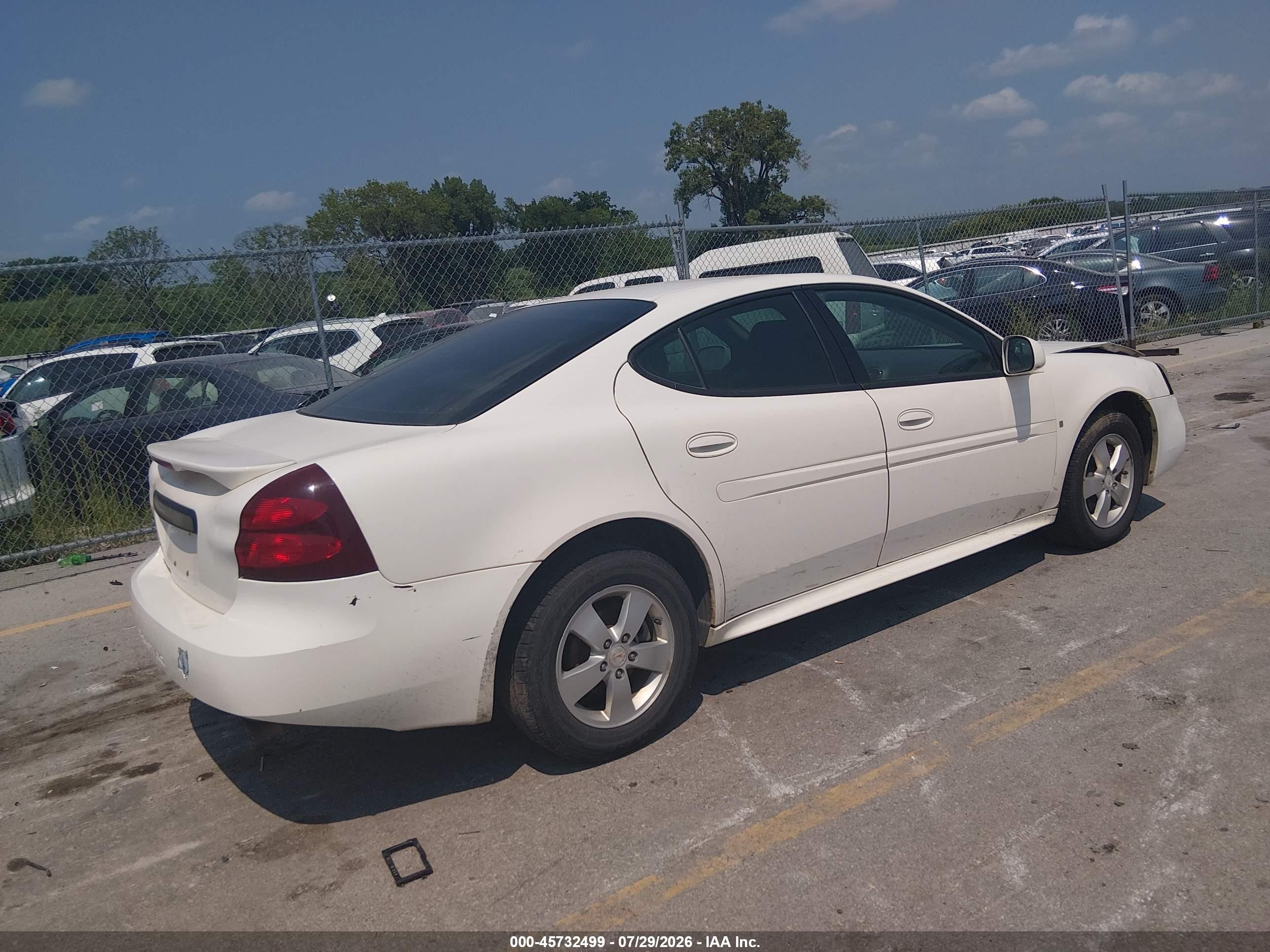 2007 Pontiac Grand Prix   White vin: 2G2WP552271143189