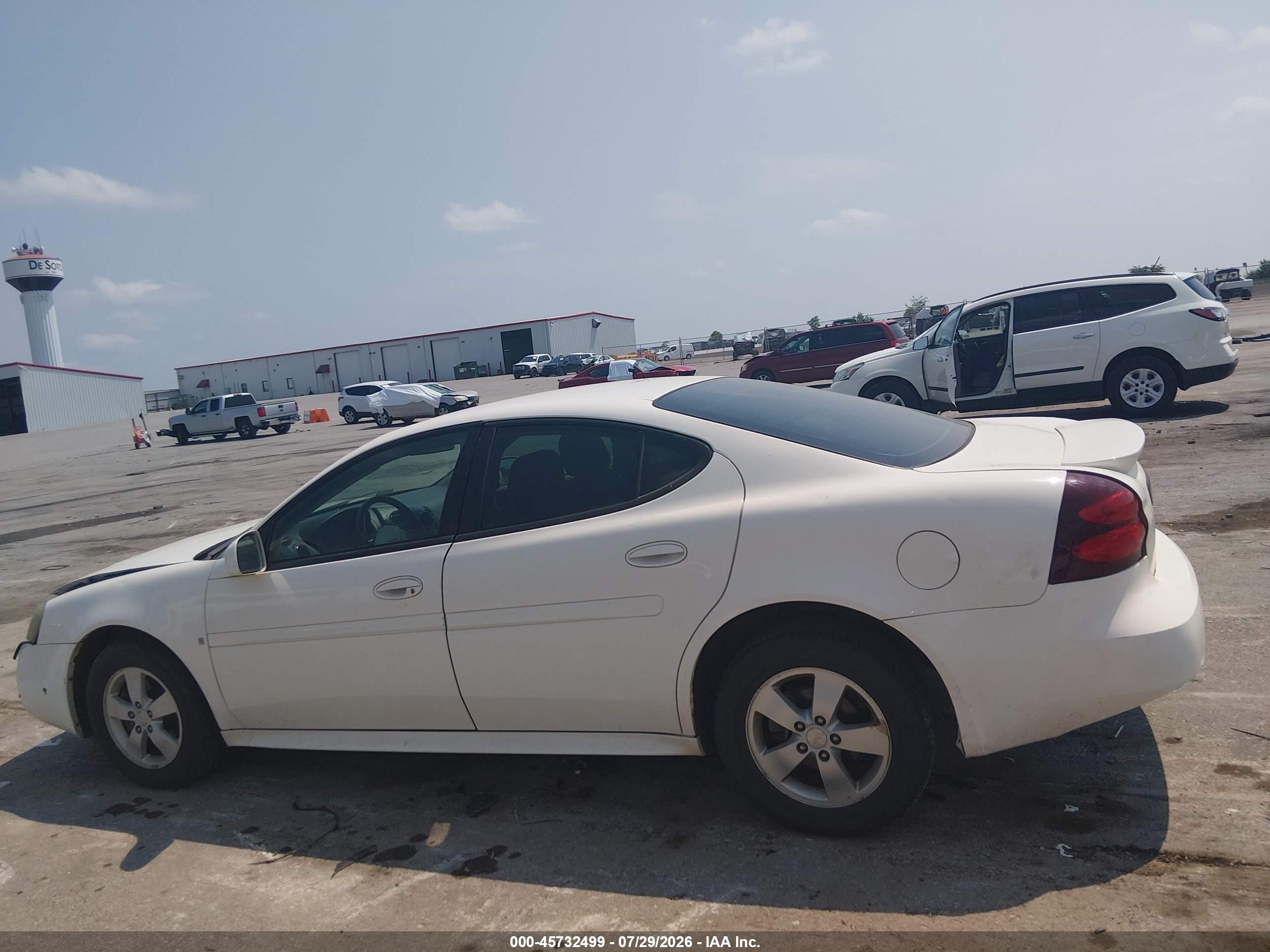 2007 Pontiac Grand Prix   White vin: 2G2WP552271143189