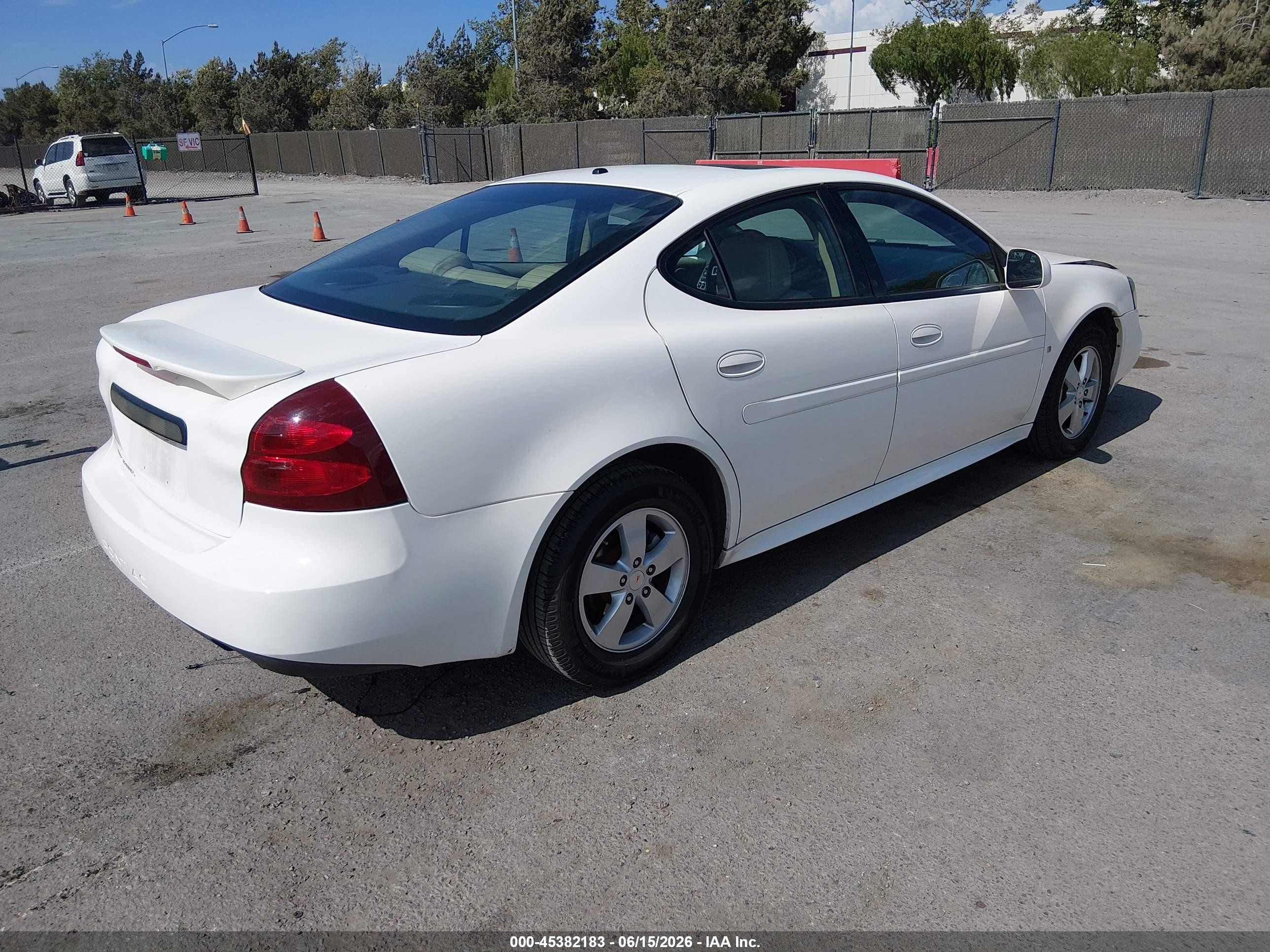 2007 Pontiac Grand Prix   White vin: 2G2WP552271192828