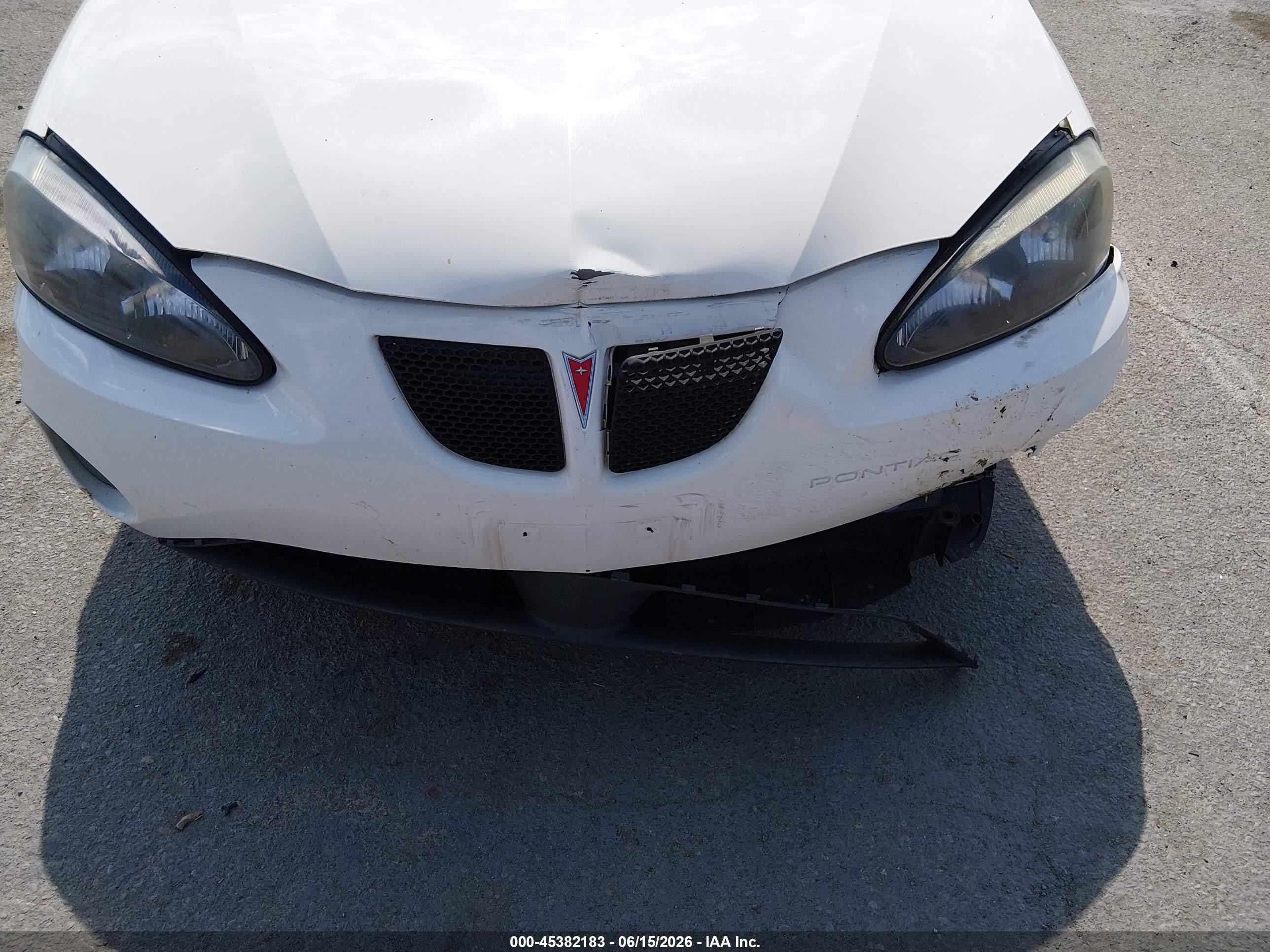 2007 Pontiac Grand Prix   White vin: 2G2WP552271192828