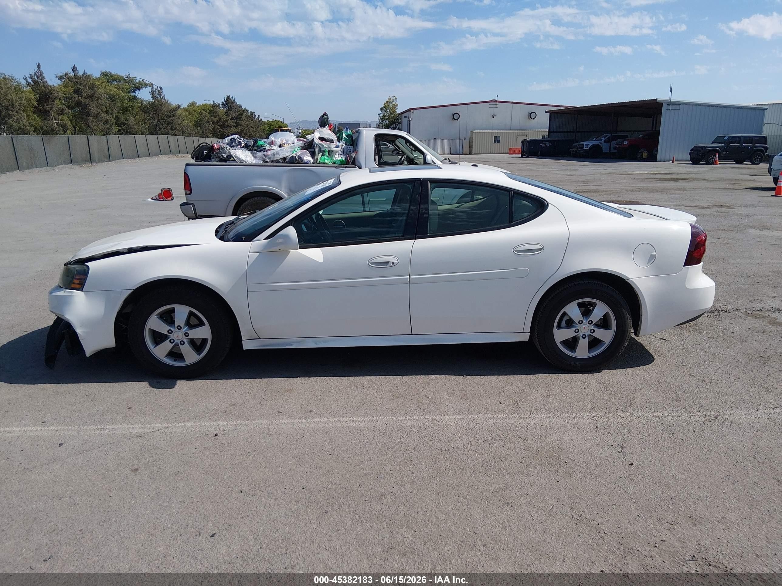 2007 Pontiac Grand Prix   White vin: 2G2WP552271192828