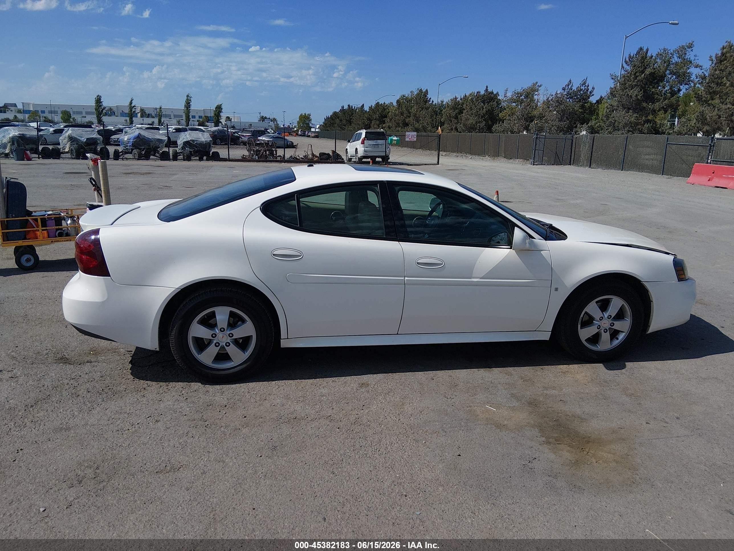 2007 Pontiac Grand Prix   White vin: 2G2WP552271192828