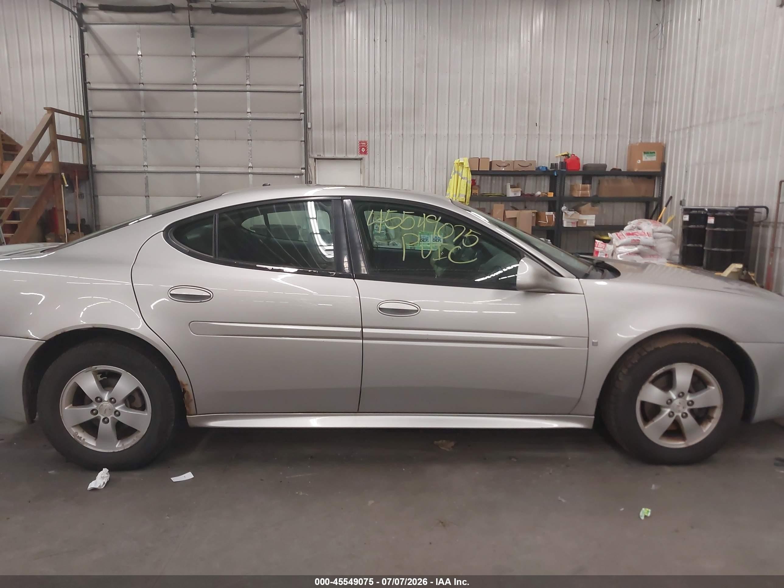 2008 Pontiac Grand Prix   Silver vin: 2G2WP552281104376