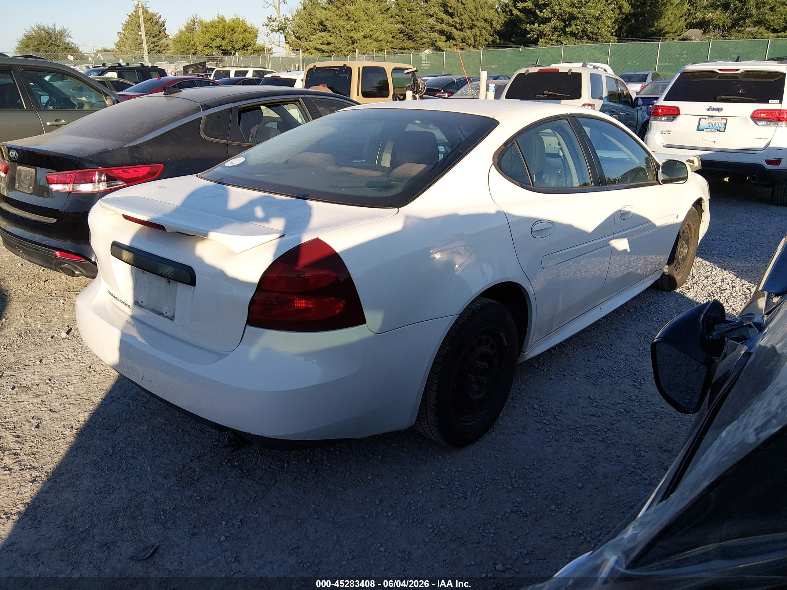 2008 Pontiac Grand Prix   White vin: 2G2WP552581104890