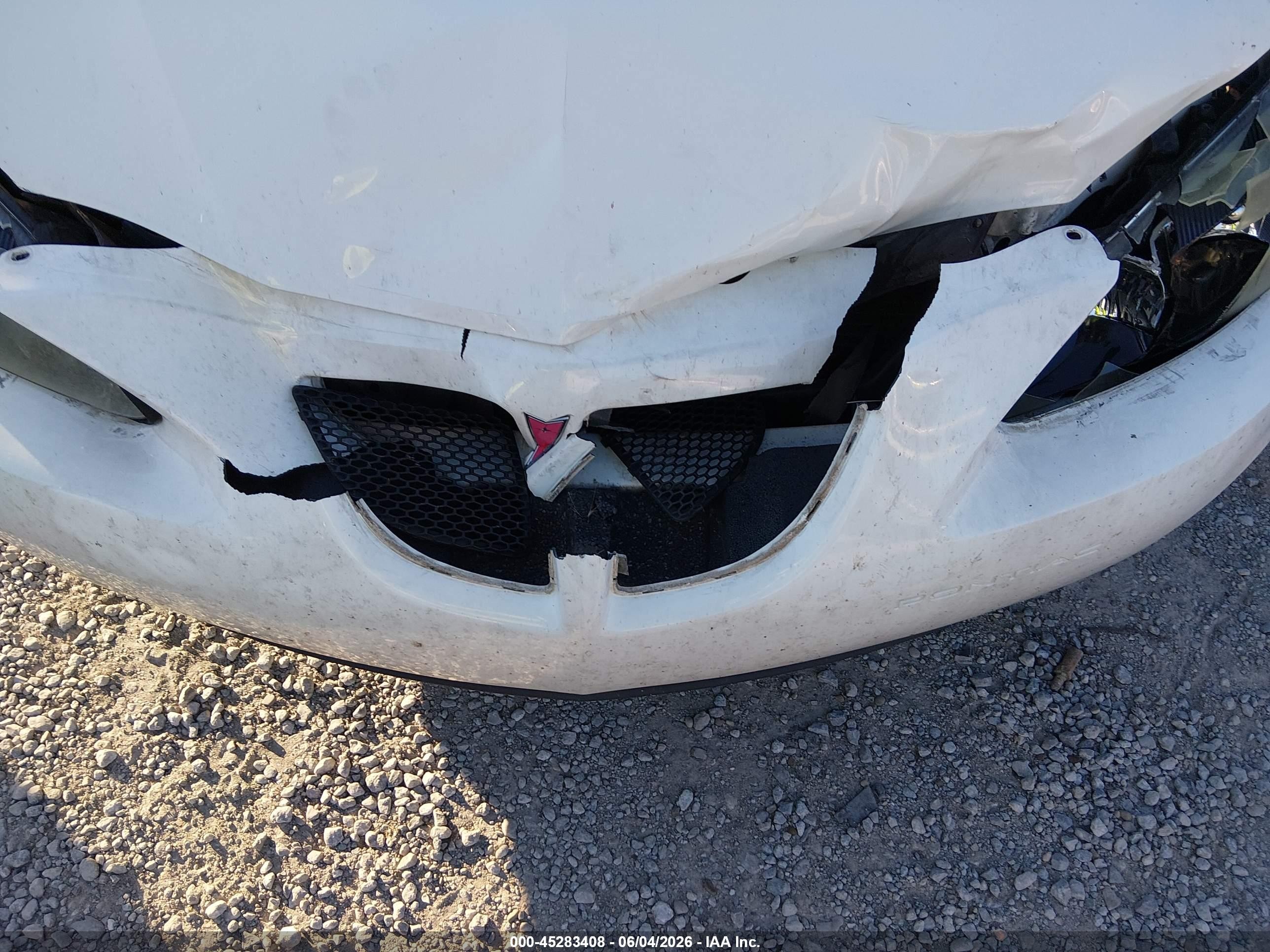 2008 Pontiac Grand Prix   White vin: 2G2WP552581104890