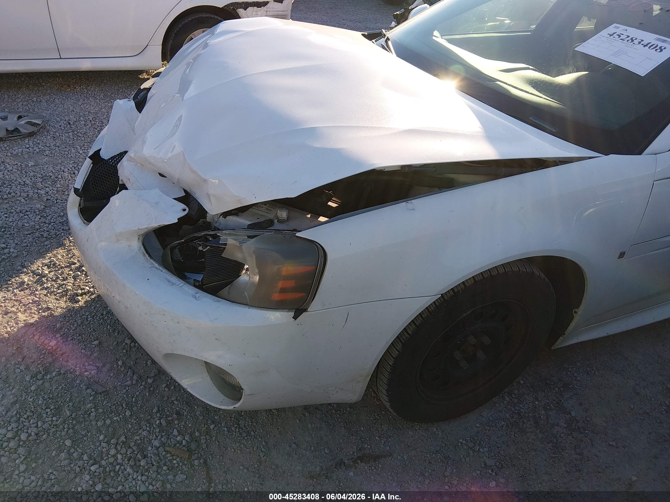 2008 Pontiac Grand Prix   White vin: 2G2WP552581104890