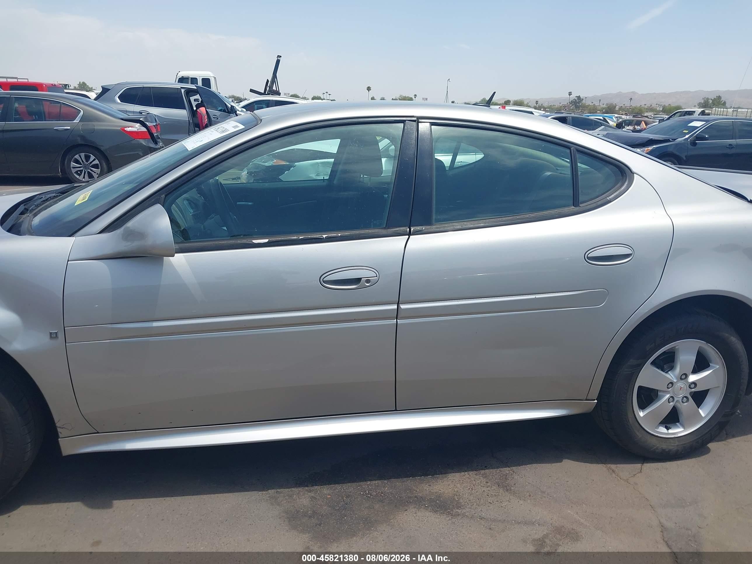 2008 Pontiac Grand Prix   Silver vin: 2G2WP552681175743