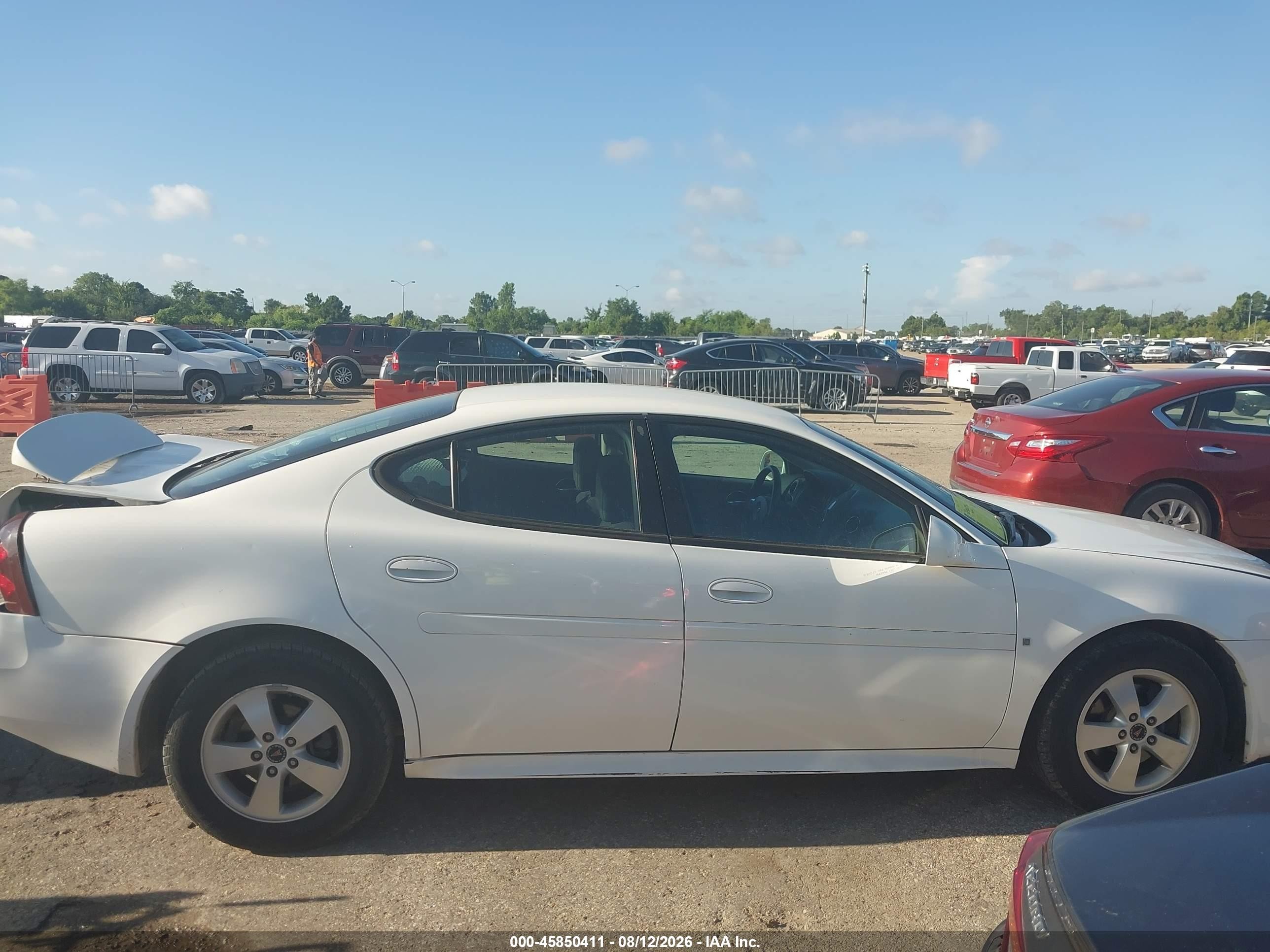 2006 Pontiac Grand Prix   White vin: 2G2WP552961165706