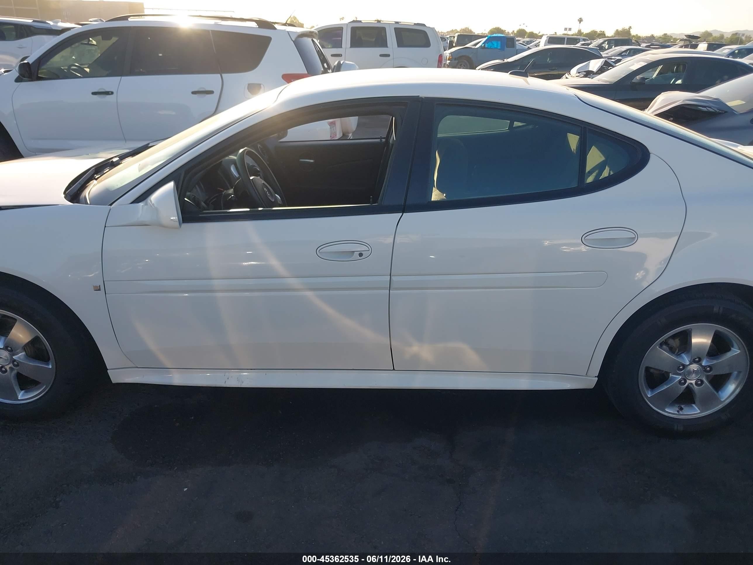 2007 Pontiac Grand Prix   White vin: 2G2WP552X71183813