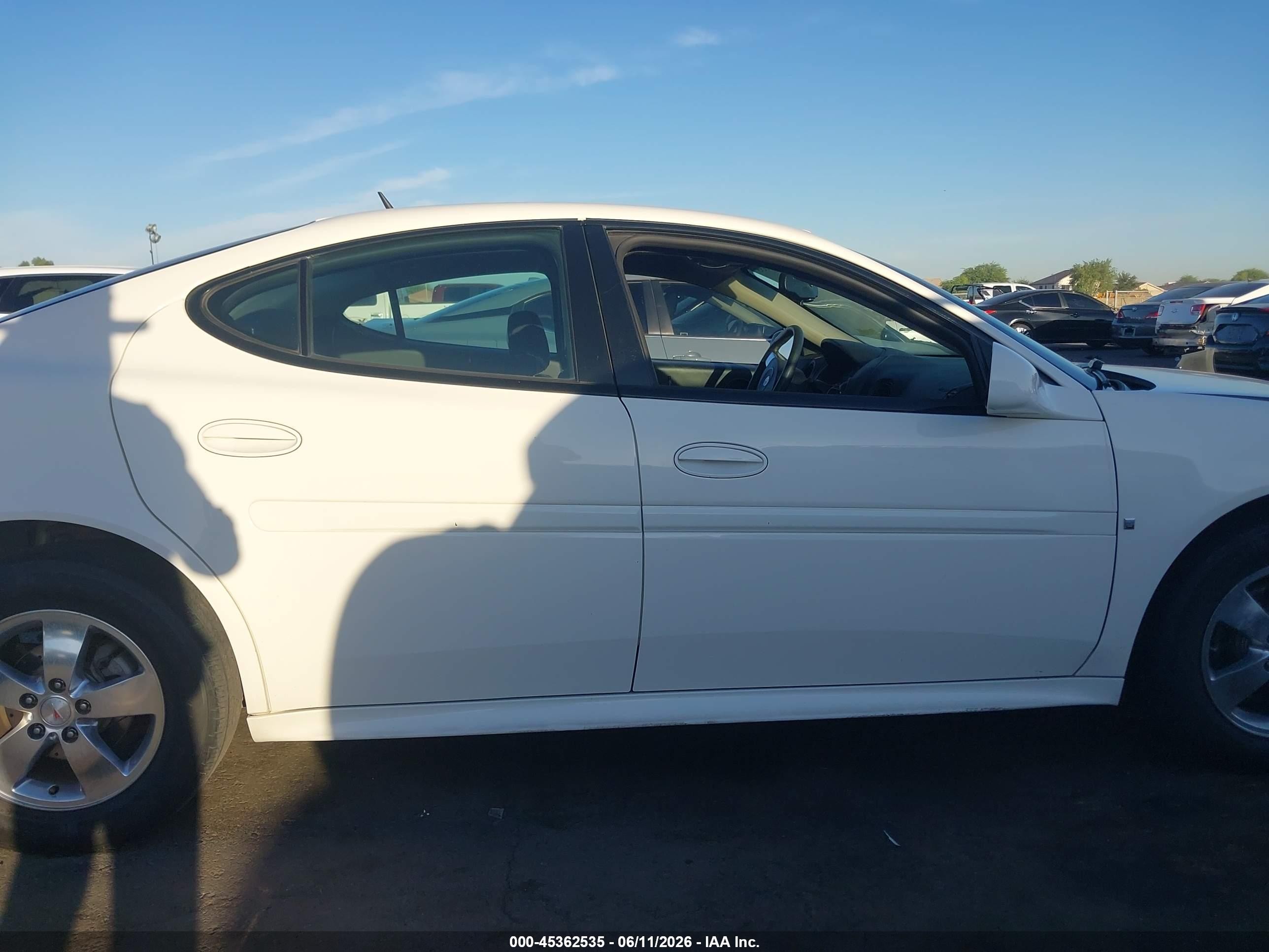 2007 Pontiac Grand Prix   White vin: 2G2WP552X71183813