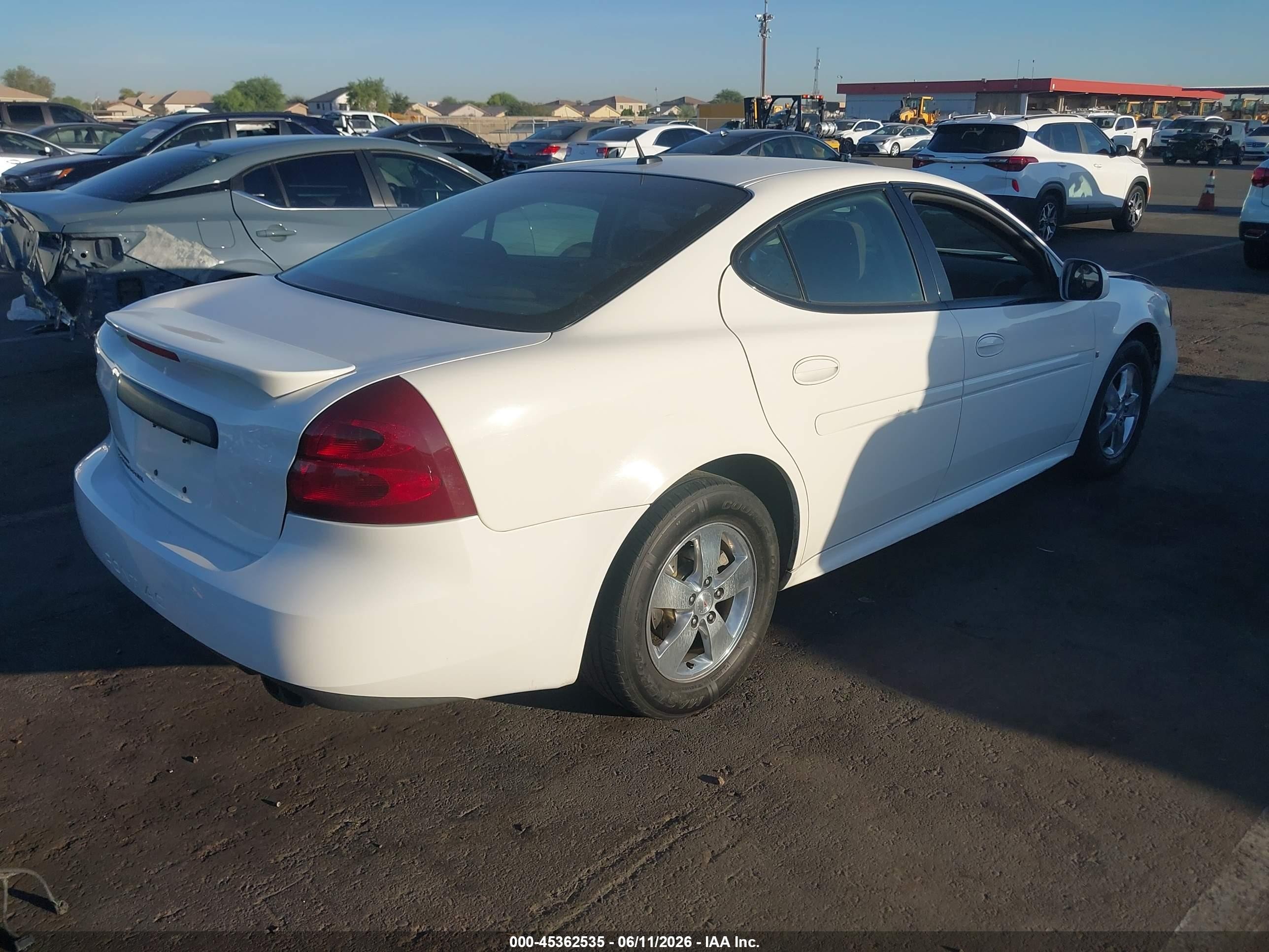 2007 Pontiac Grand Prix   White vin: 2G2WP552X71183813