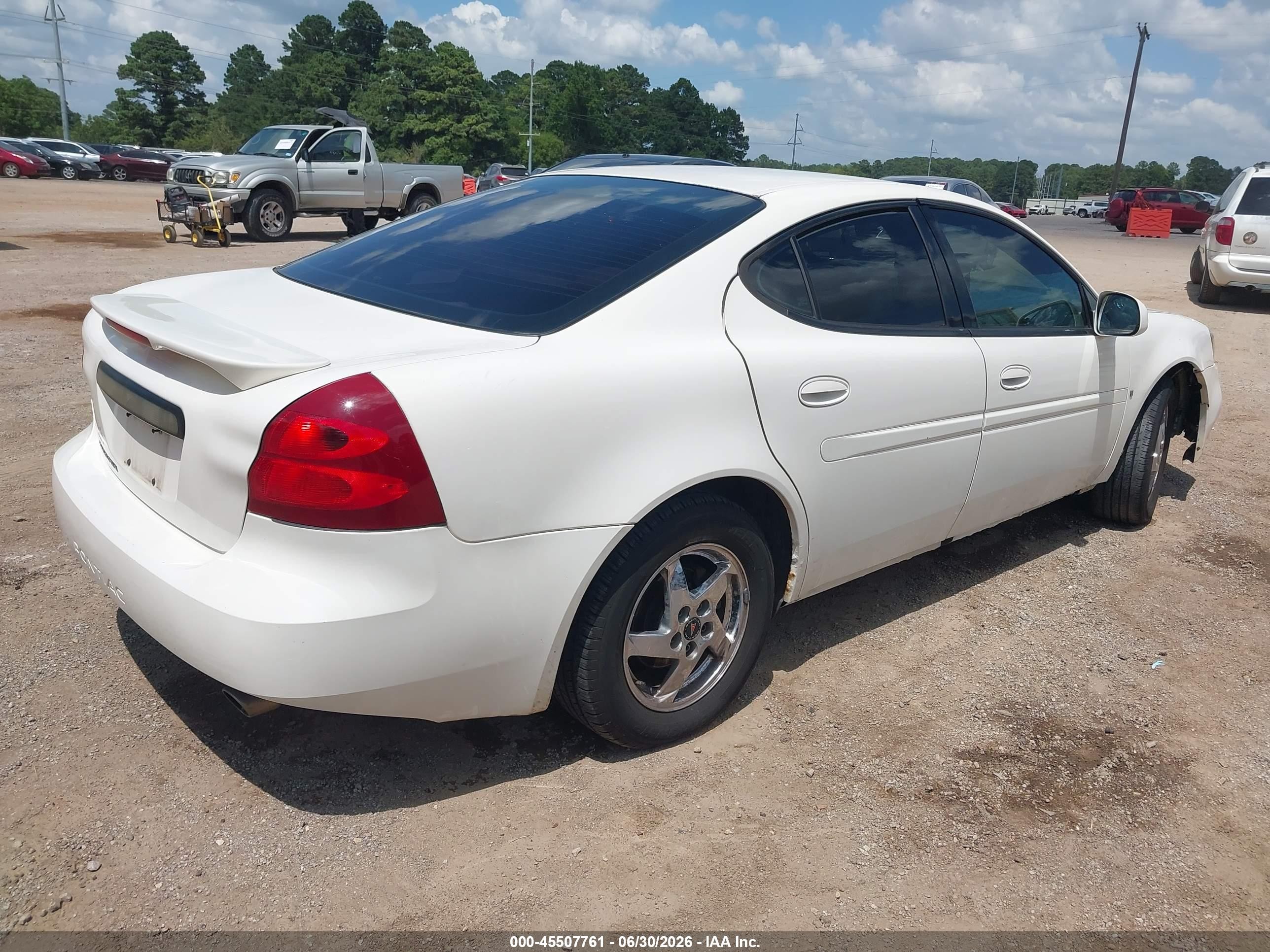 2008 Pontiac Grand Prix   White vin: 2G2WP552X81174661