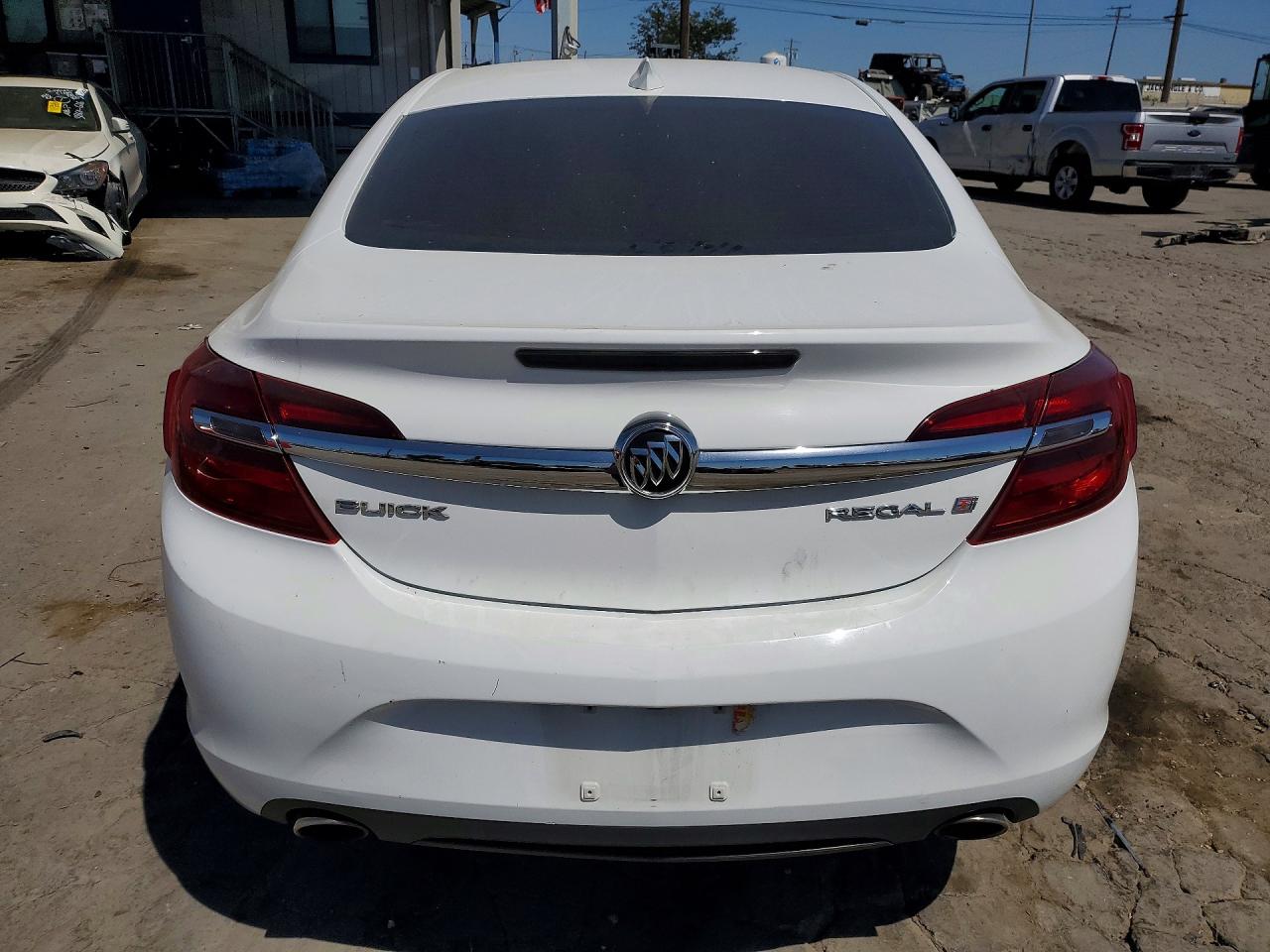 2015 Buick Regal White vin: 2G4GK5EX5F9260318