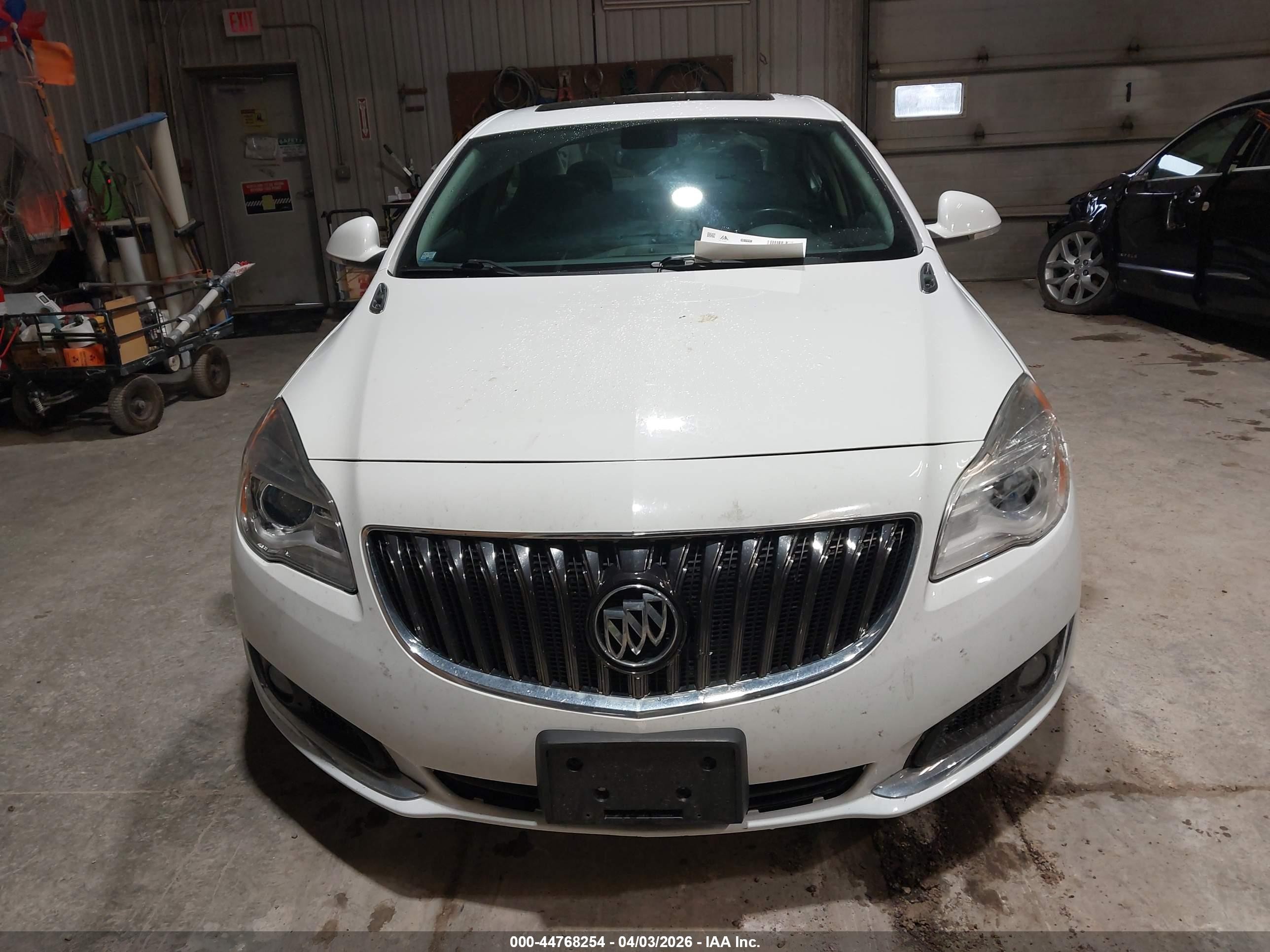2015 Buick Regal Turbo White vin: 2G4GK5EX8F9119792