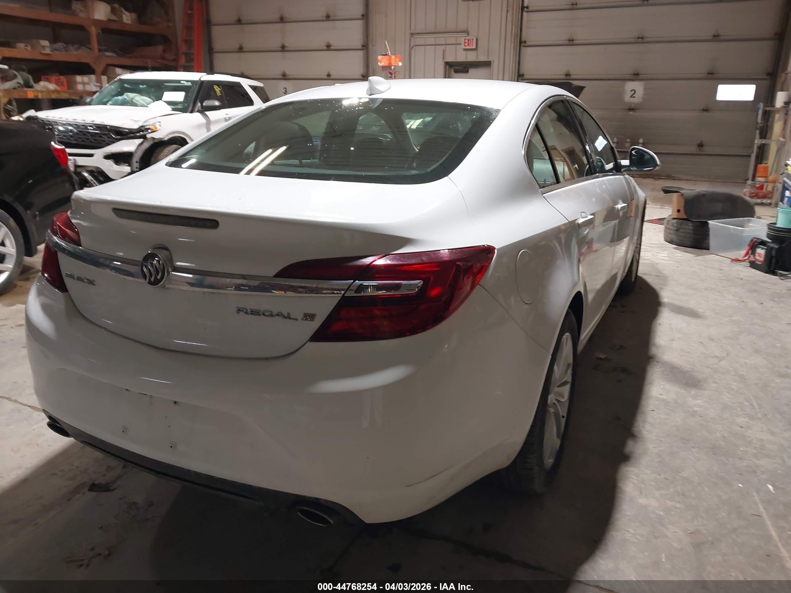 2015 Buick Regal Turbo White vin: 2G4GK5EX8F9119792