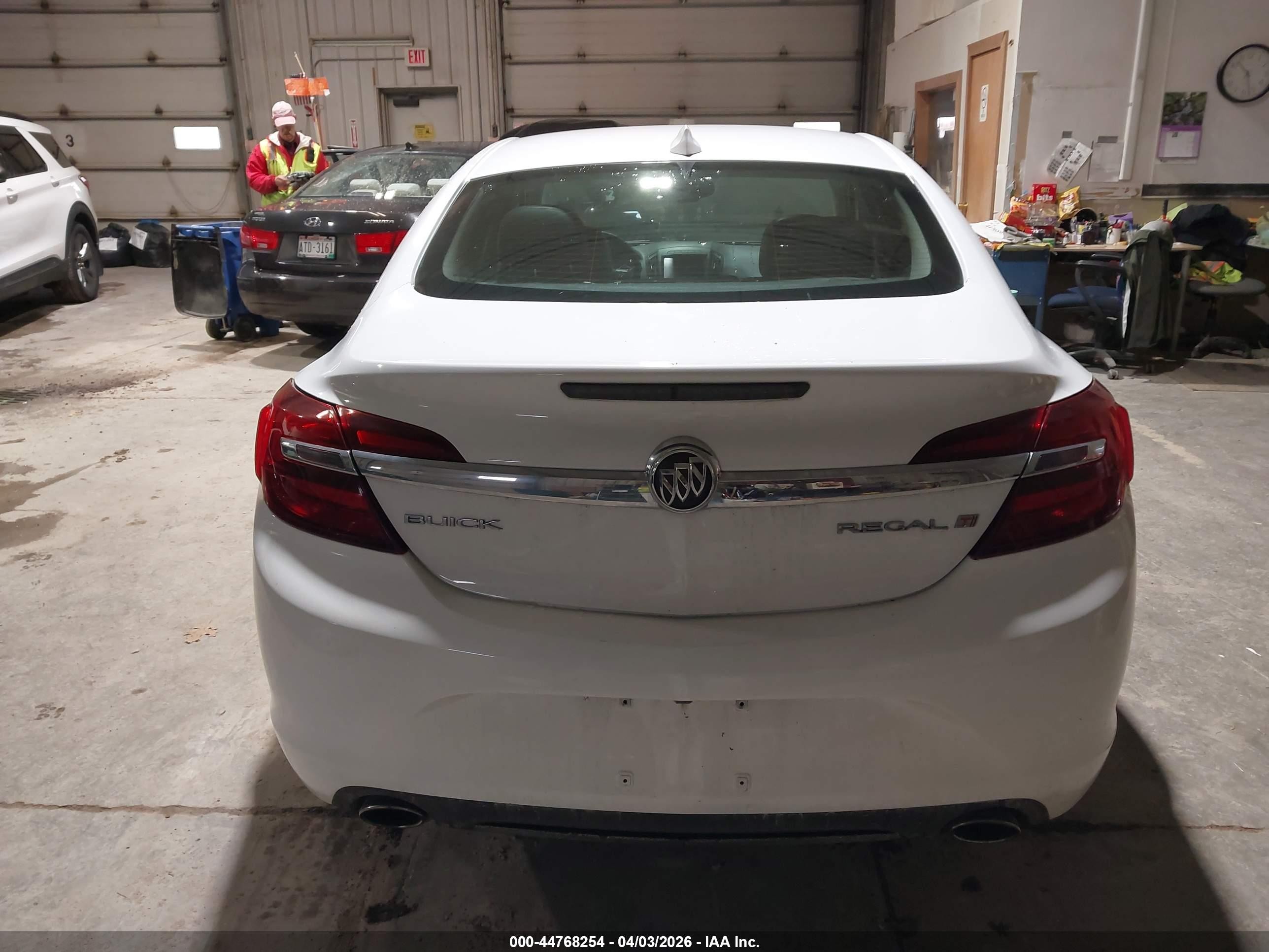 2015 Buick Regal Turbo White vin: 2G4GK5EX8F9119792