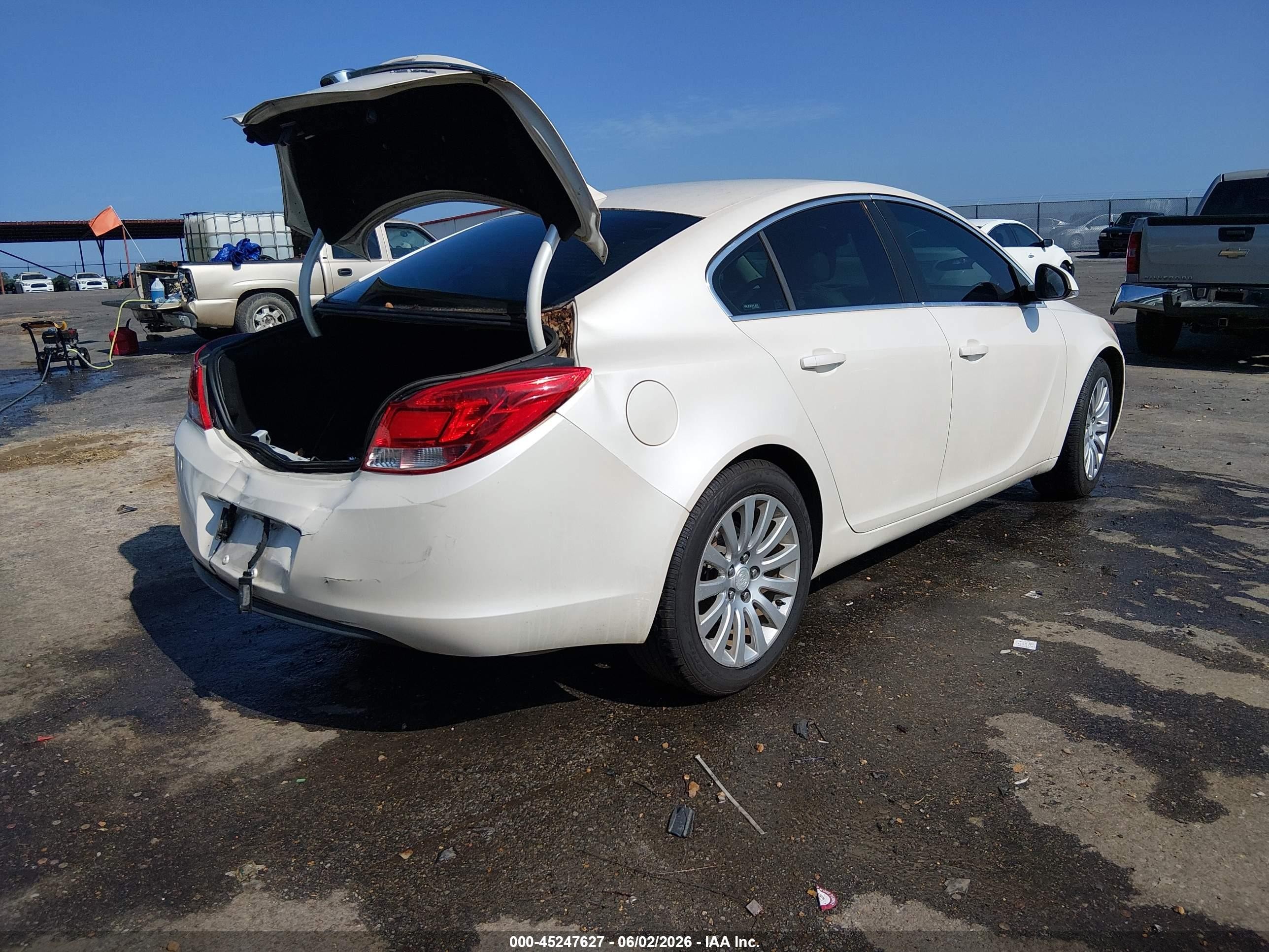 2012 Buick Regal   White vin: 2G4GR5EK1C9120424