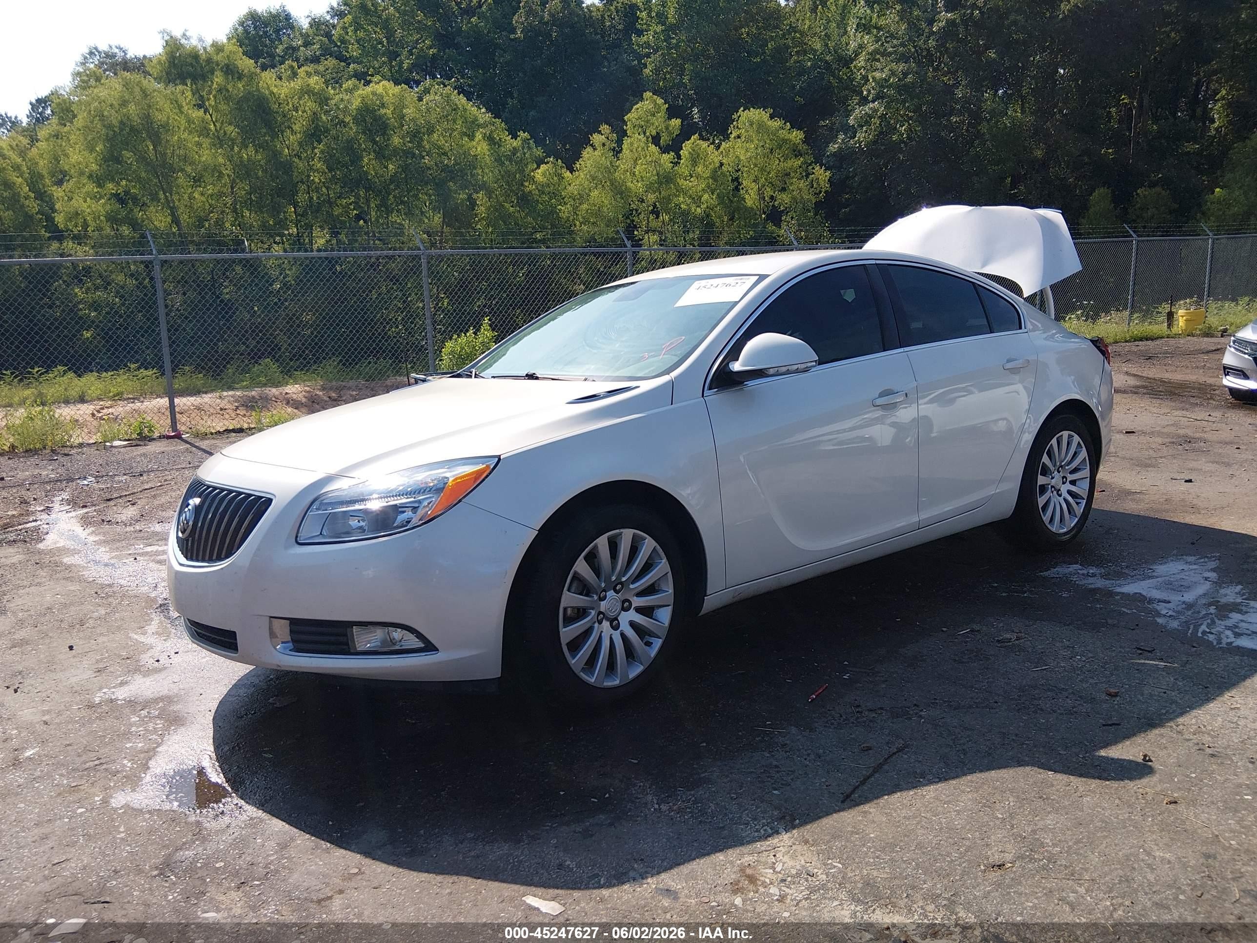 2012 Buick Regal   White vin: 2G4GR5EK1C9120424