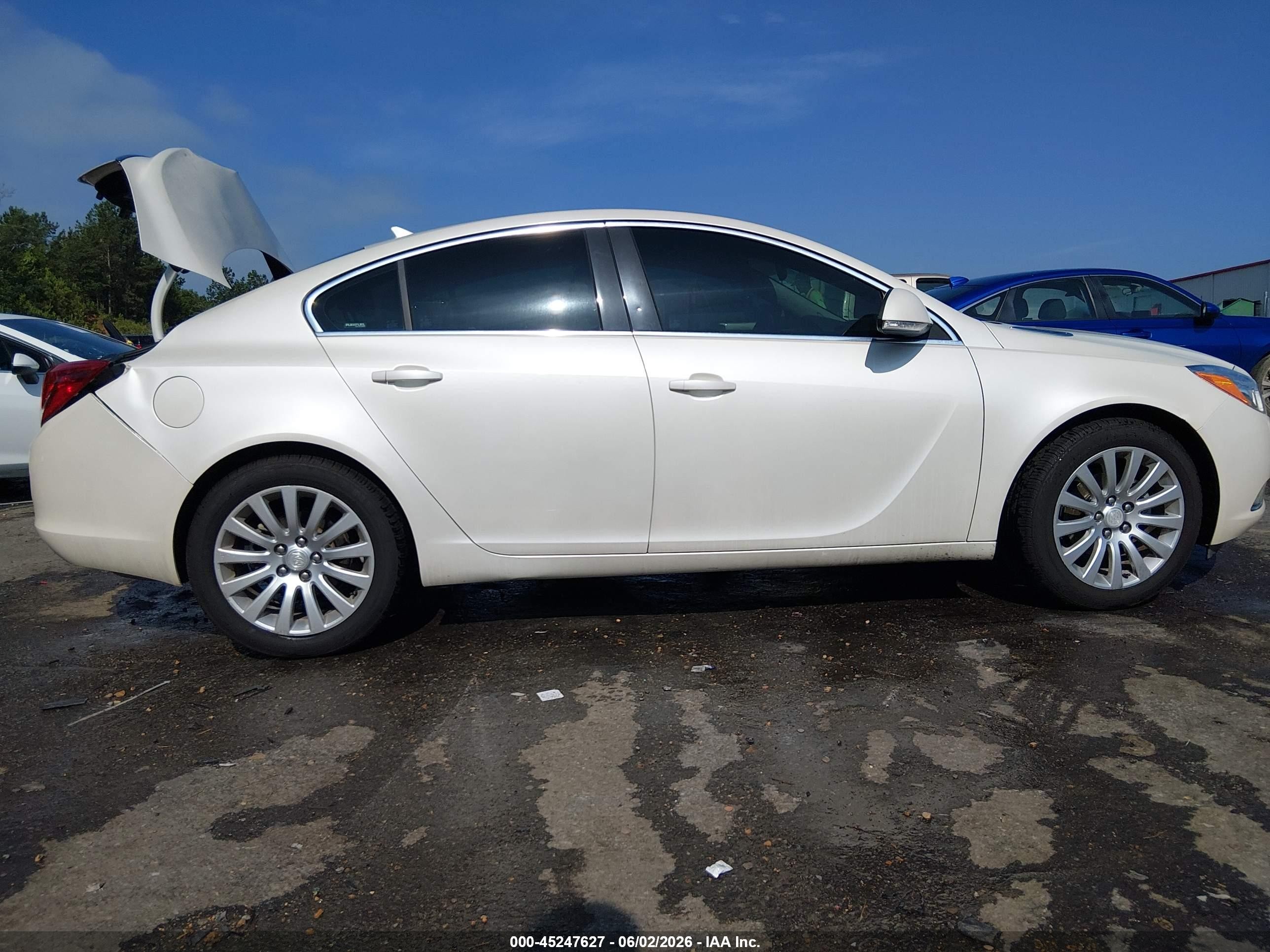2012 Buick Regal   White vin: 2G4GR5EK1C9120424