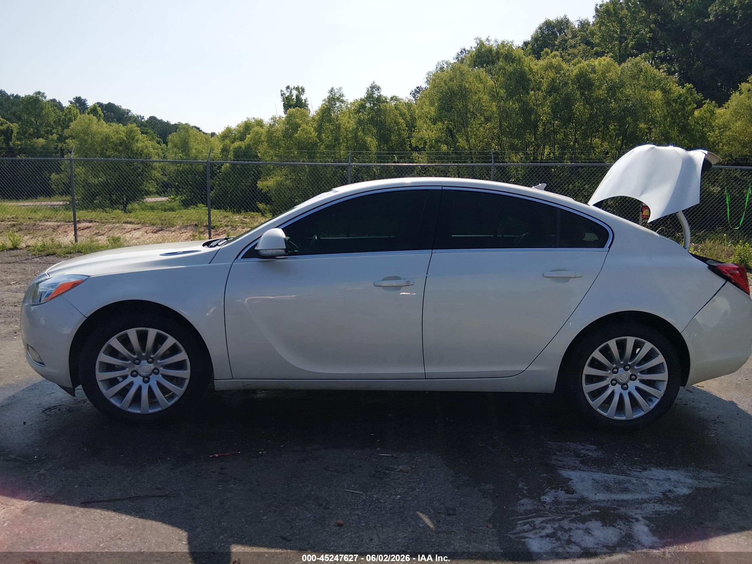 2012 Buick Regal   White vin: 2G4GR5EK1C9120424