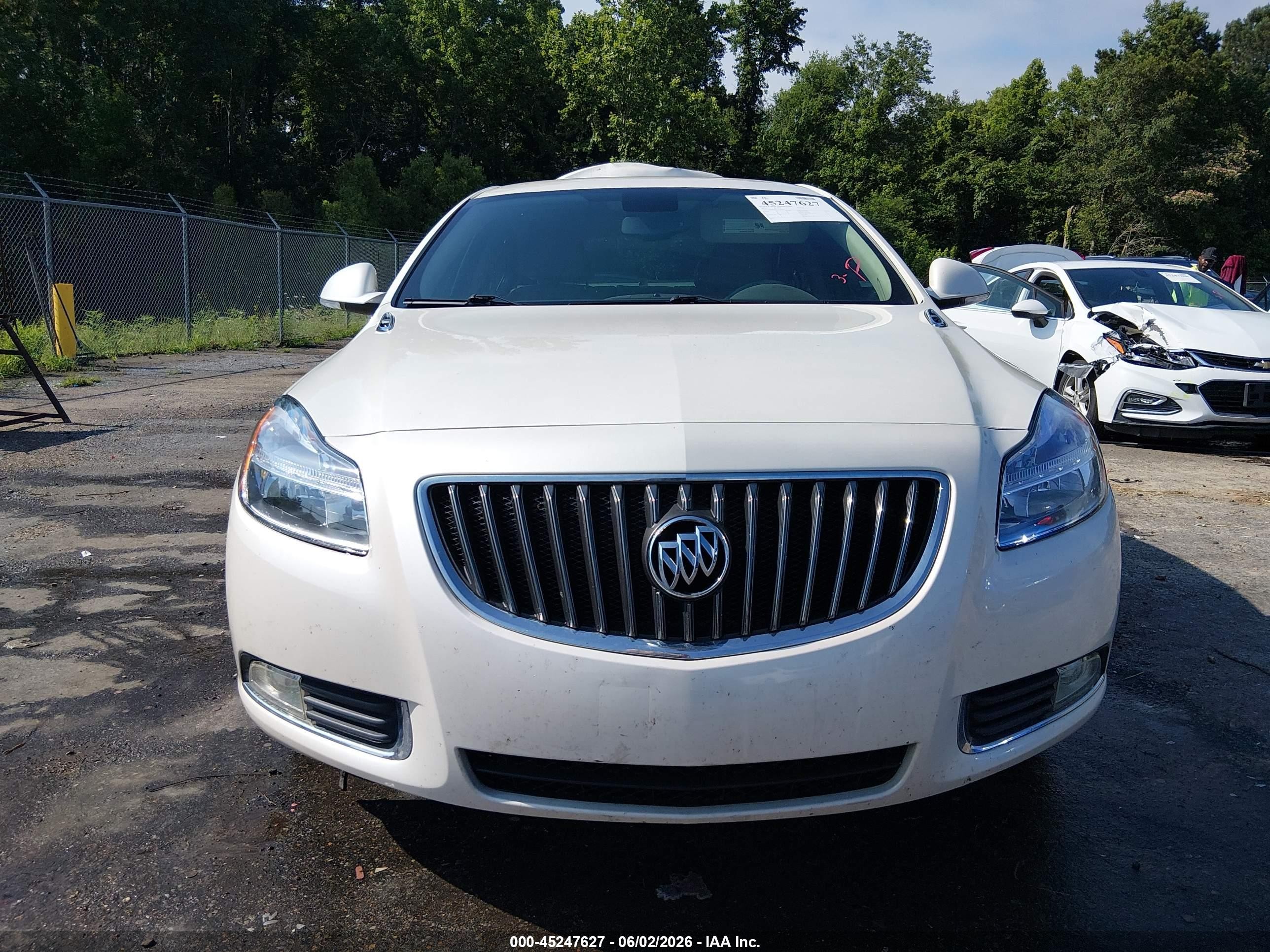 2012 Buick Regal   White vin: 2G4GR5EK1C9120424