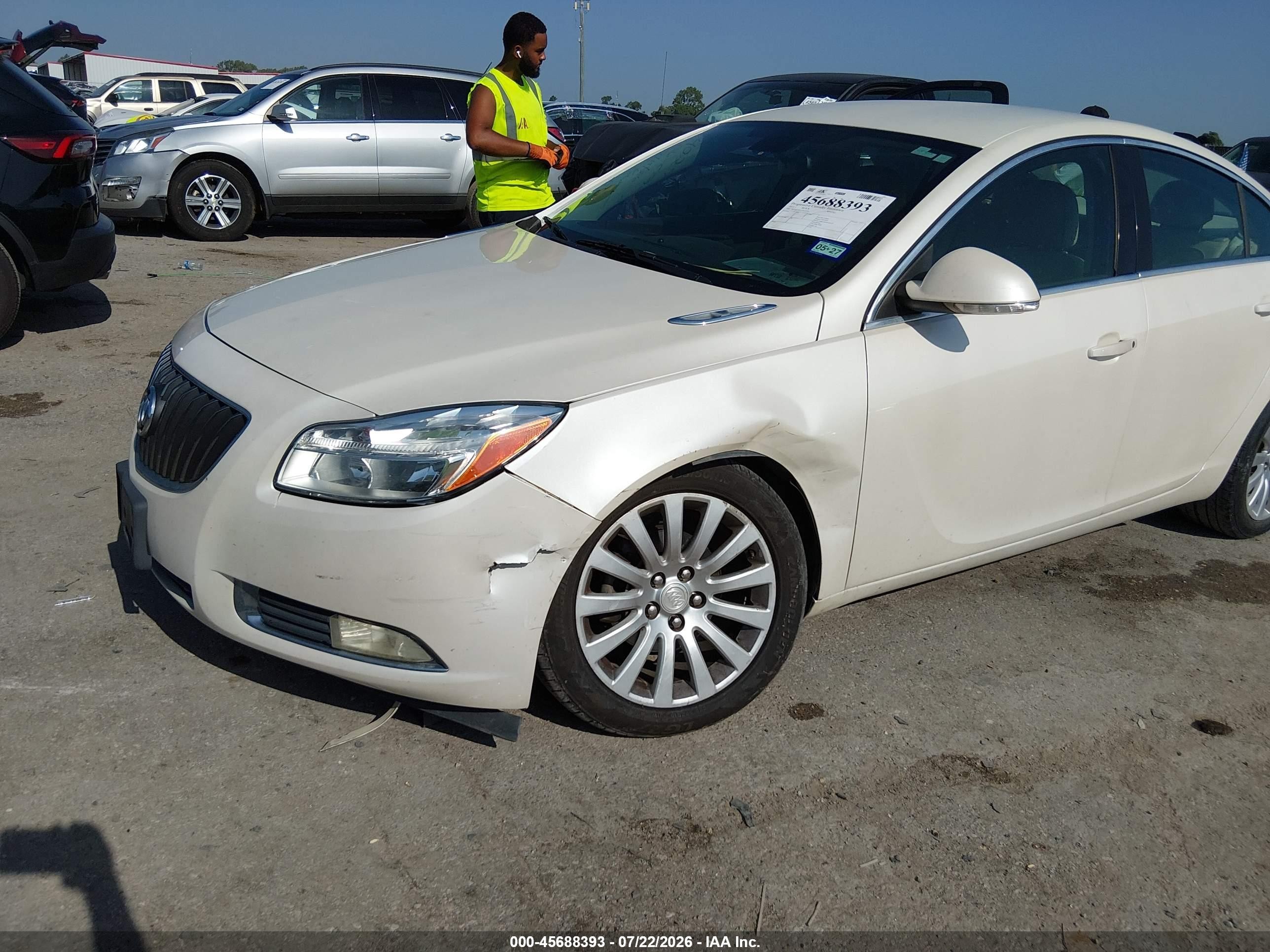 2012 Buick Regal   White vin: 2G4GR5EK5C9145715