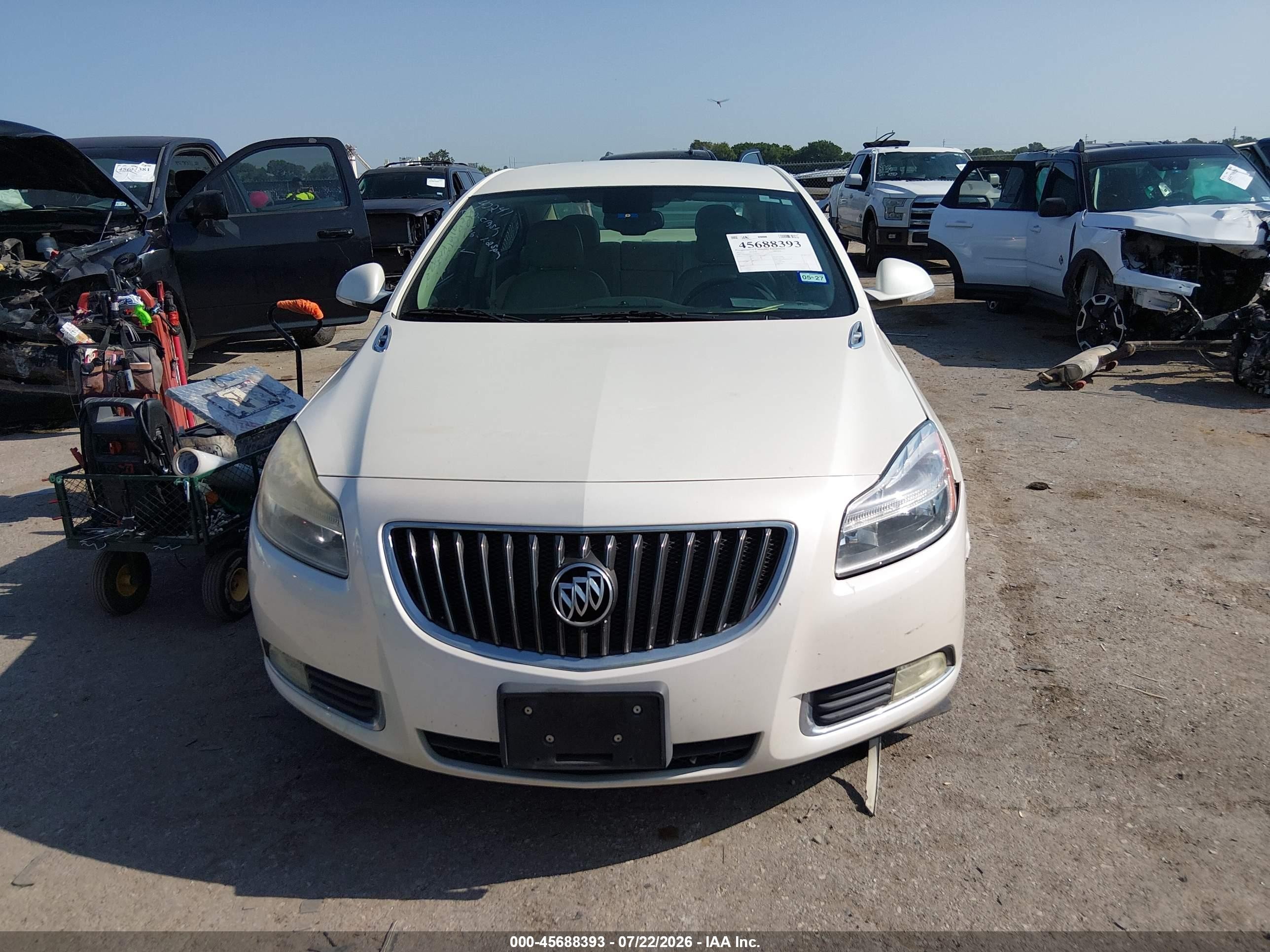 2012 Buick Regal   White vin: 2G4GR5EK5C9145715
