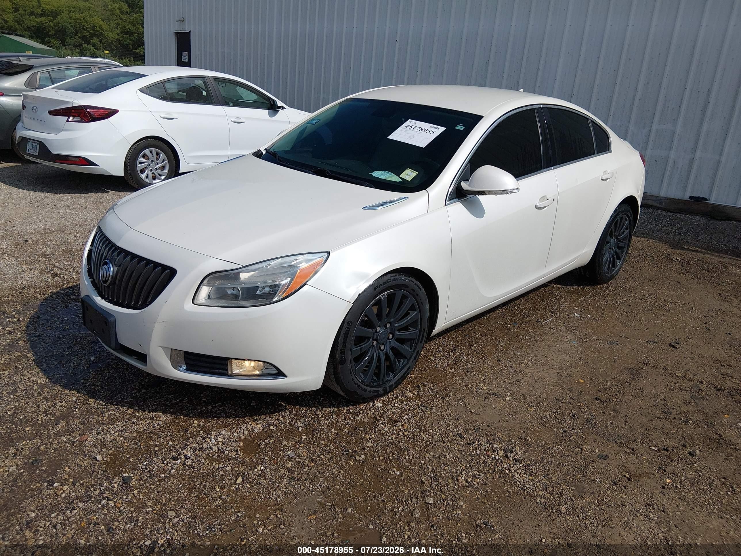 2012 Buick Regal   White vin: 2G4GR5EK6C9138160