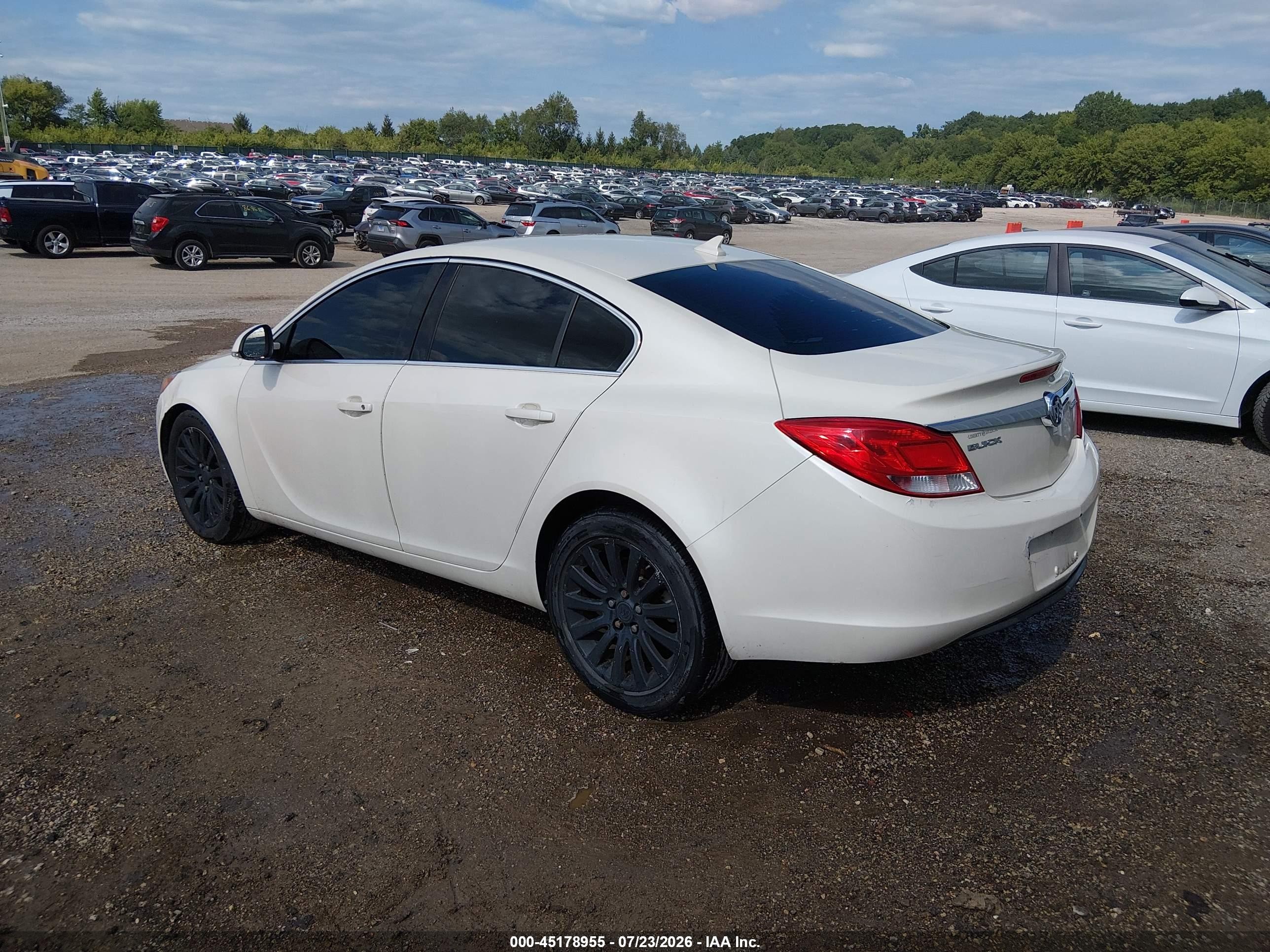2012 Buick Regal   White vin: 2G4GR5EK6C9138160