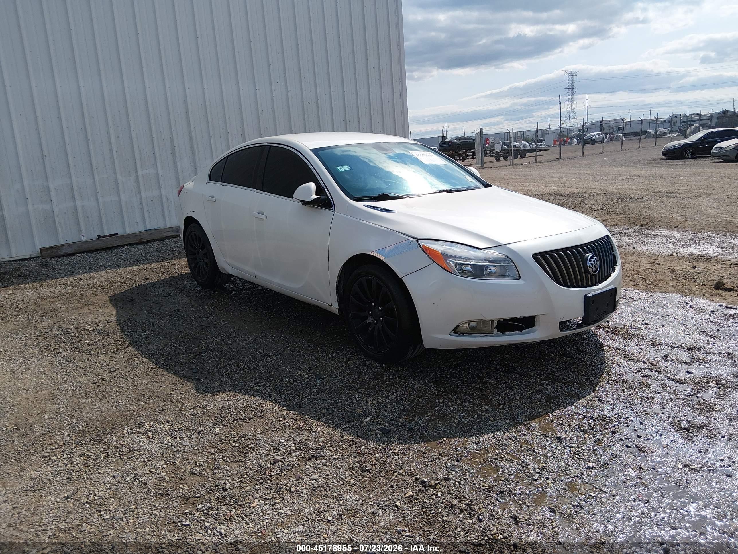 2012 Buick Regal   White vin: 2G4GR5EK6C9138160