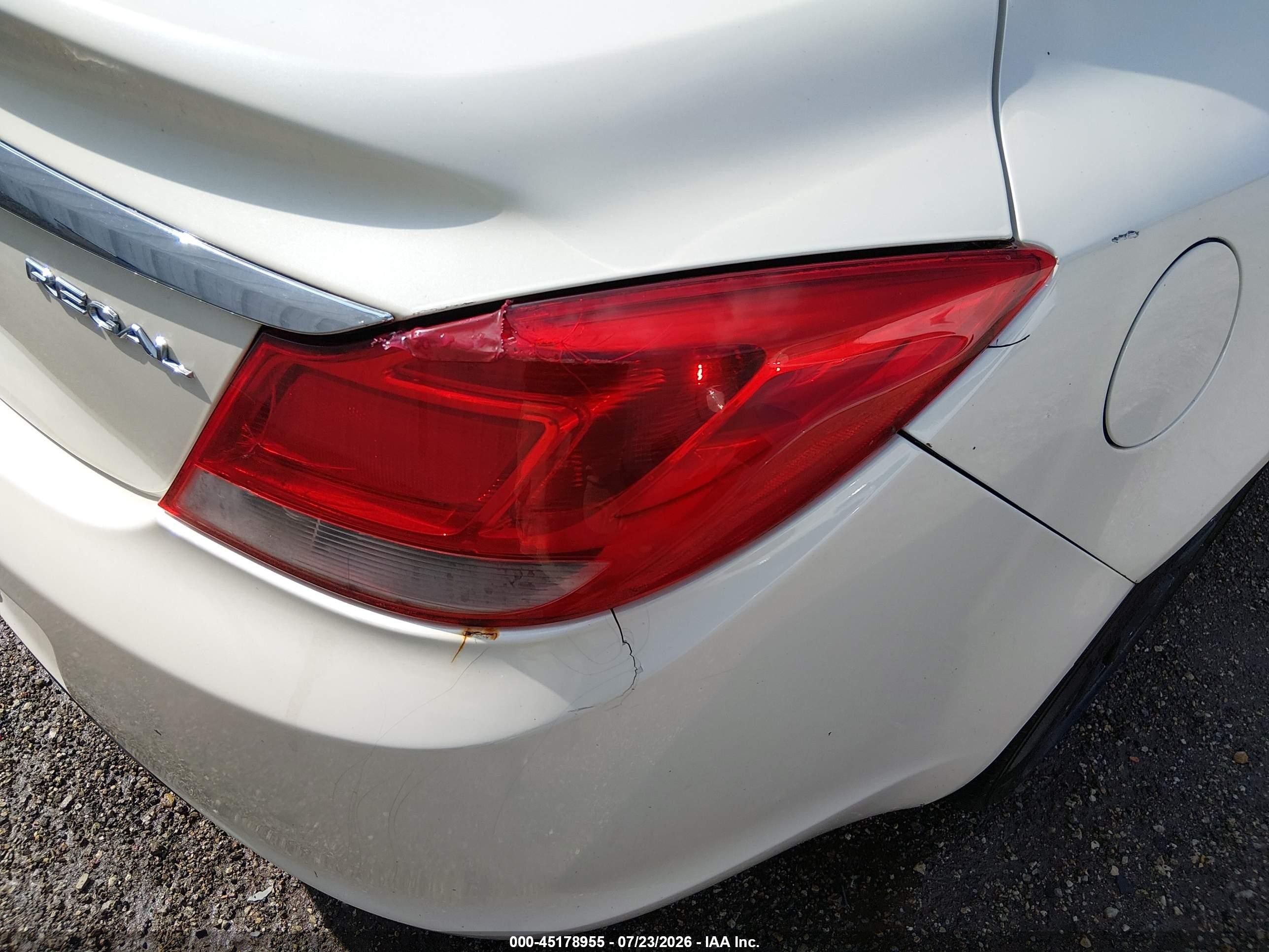2012 Buick Regal   White vin: 2G4GR5EK6C9138160