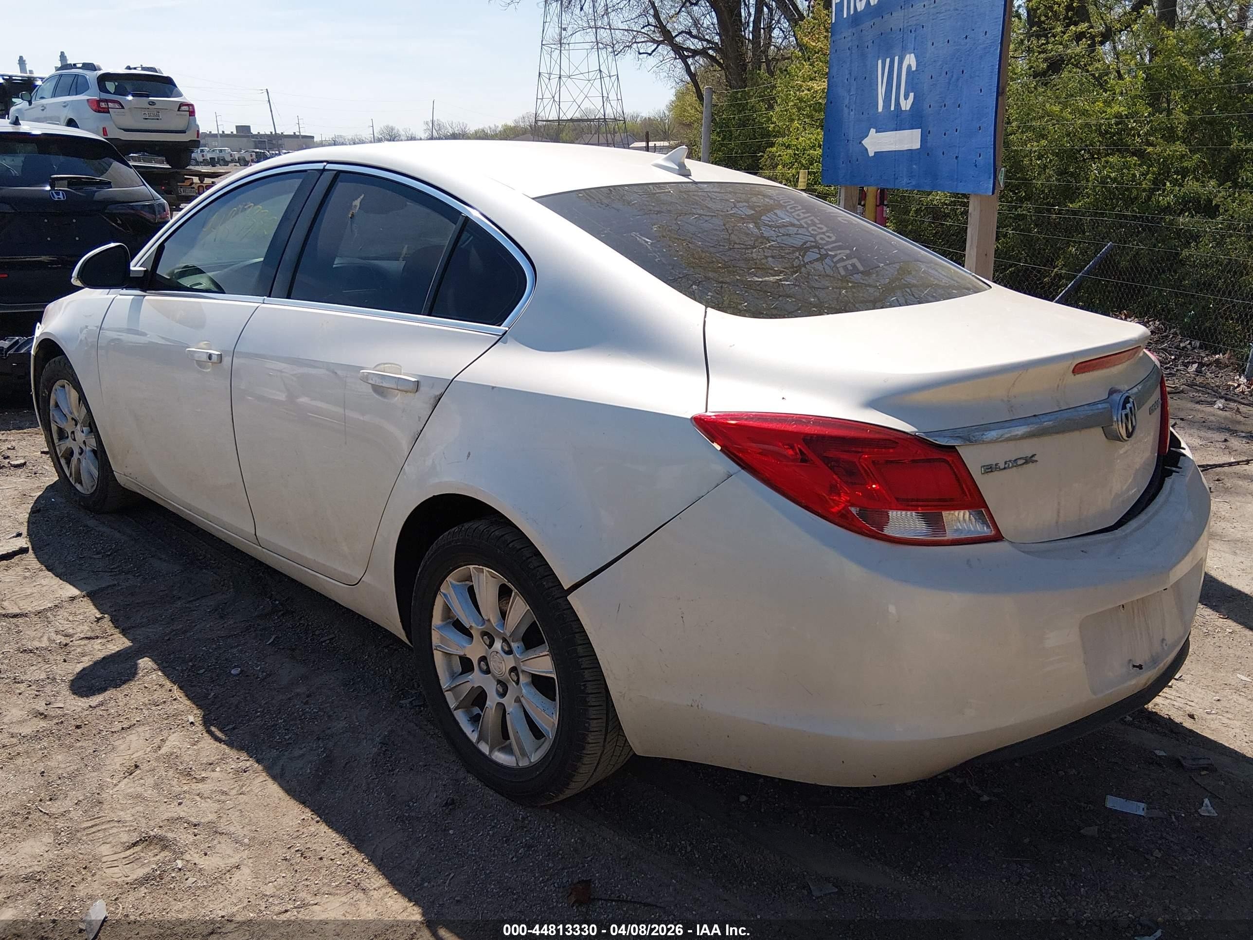 2012 Buick Regal   White vin: 2G4GR5ER6C9202145