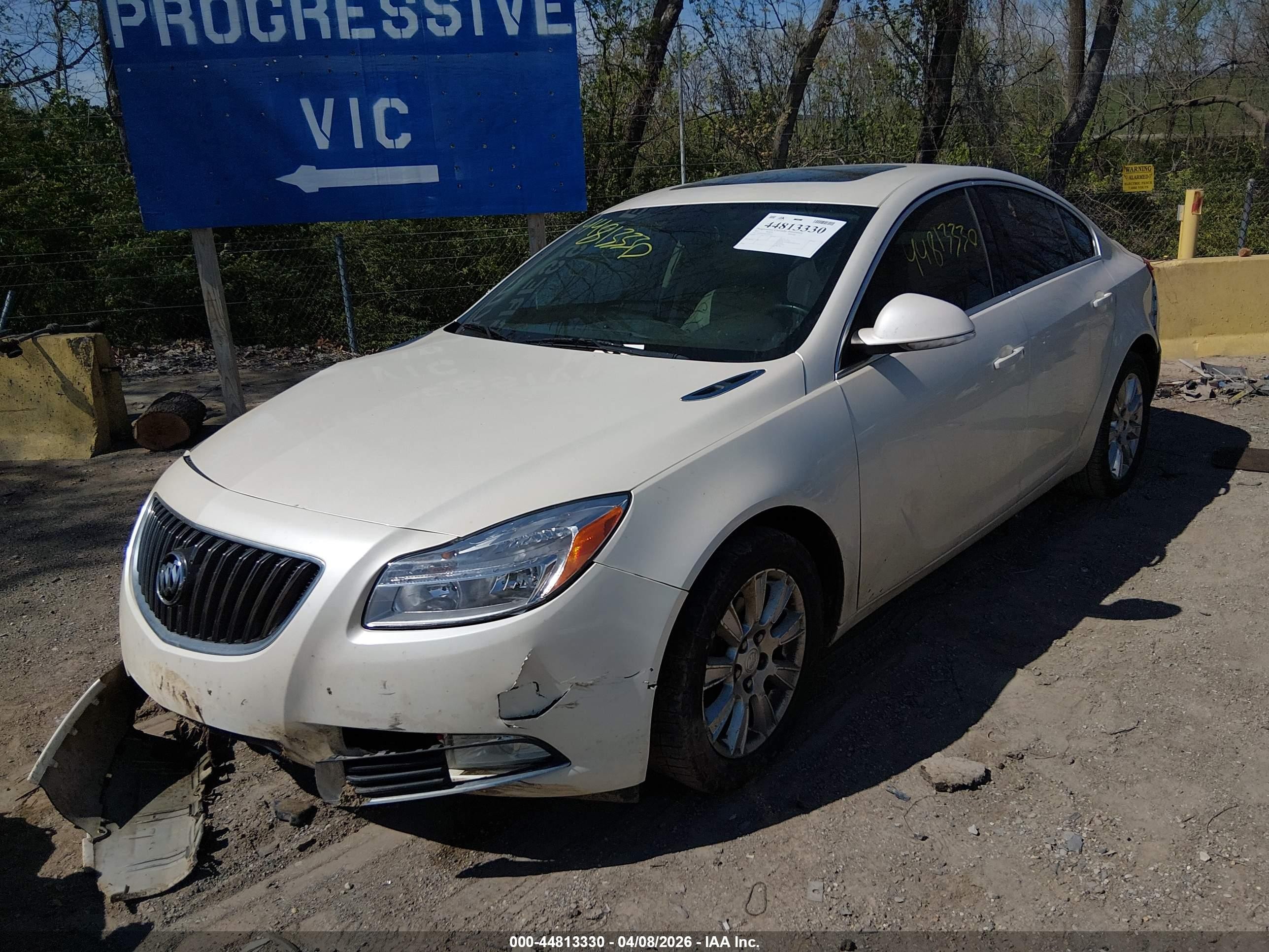 2012 Buick Regal   White vin: 2G4GR5ER6C9202145