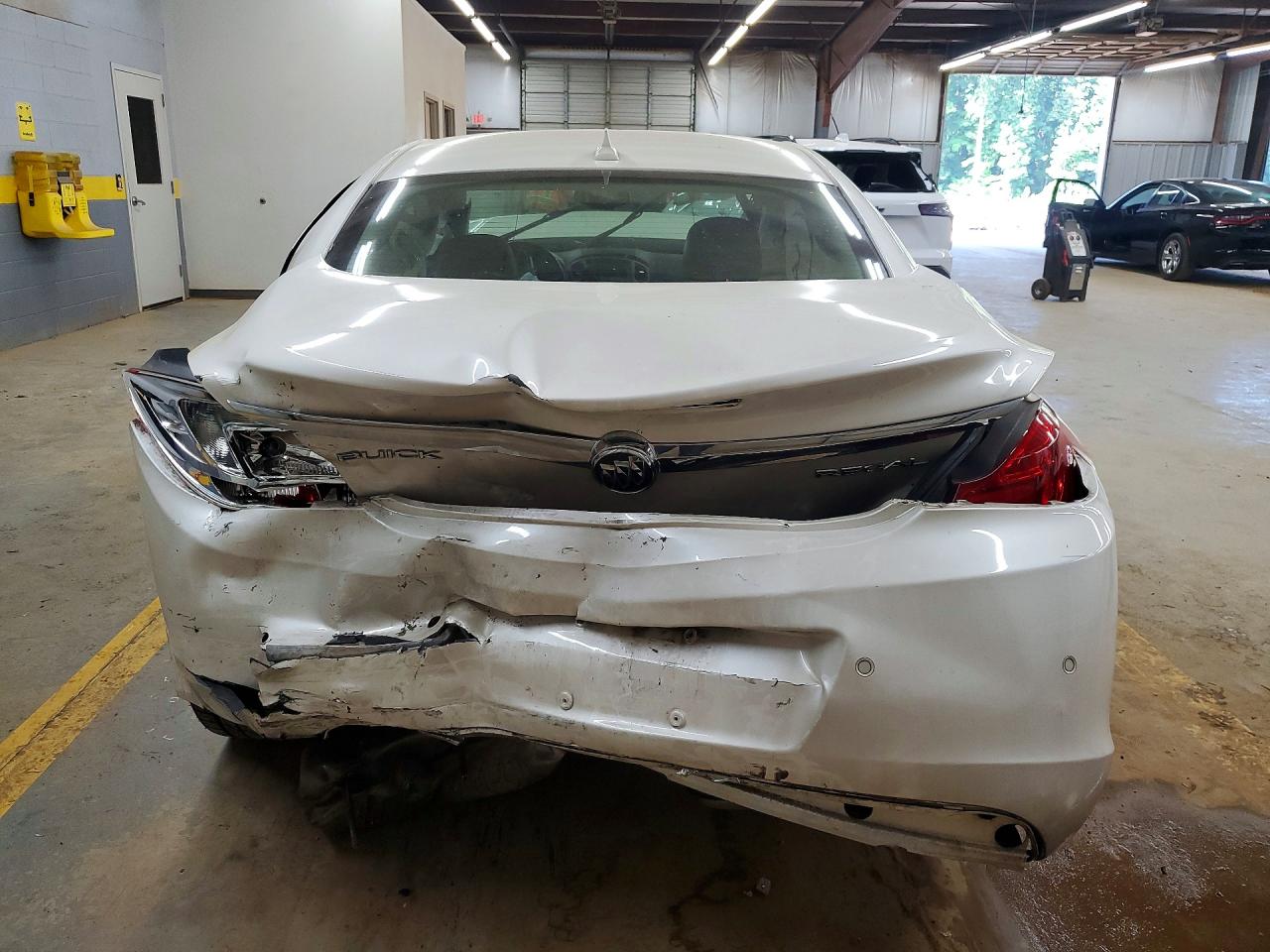 2012 Buick Regal Premium White vin: 2G4GT5GK5C9137516
