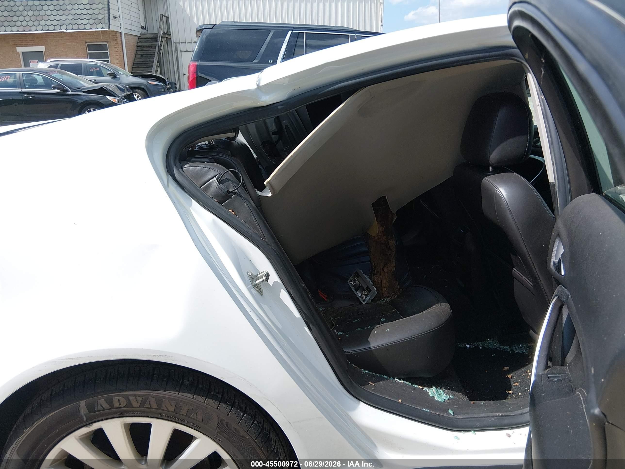 2012 Buick Regal Premium 2 White vin: 2G4GT5GK8C9115400