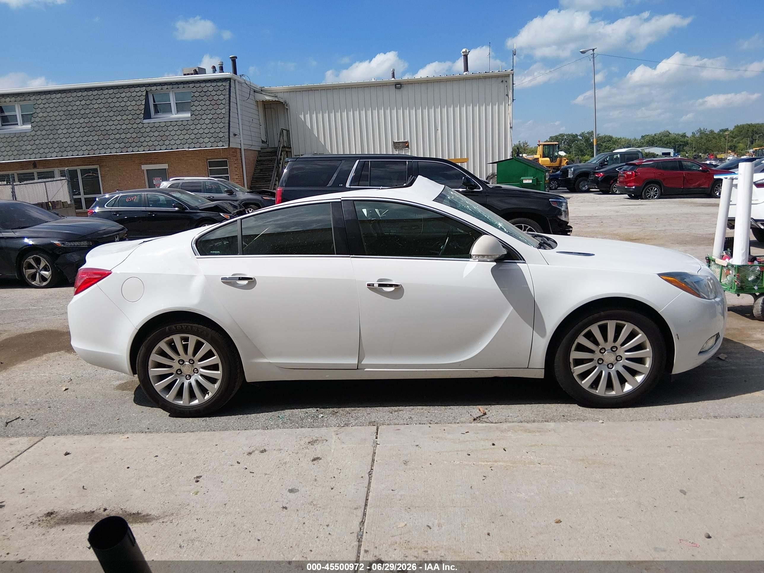 2012 Buick Regal Premium 2 White vin: 2G4GT5GK8C9115400