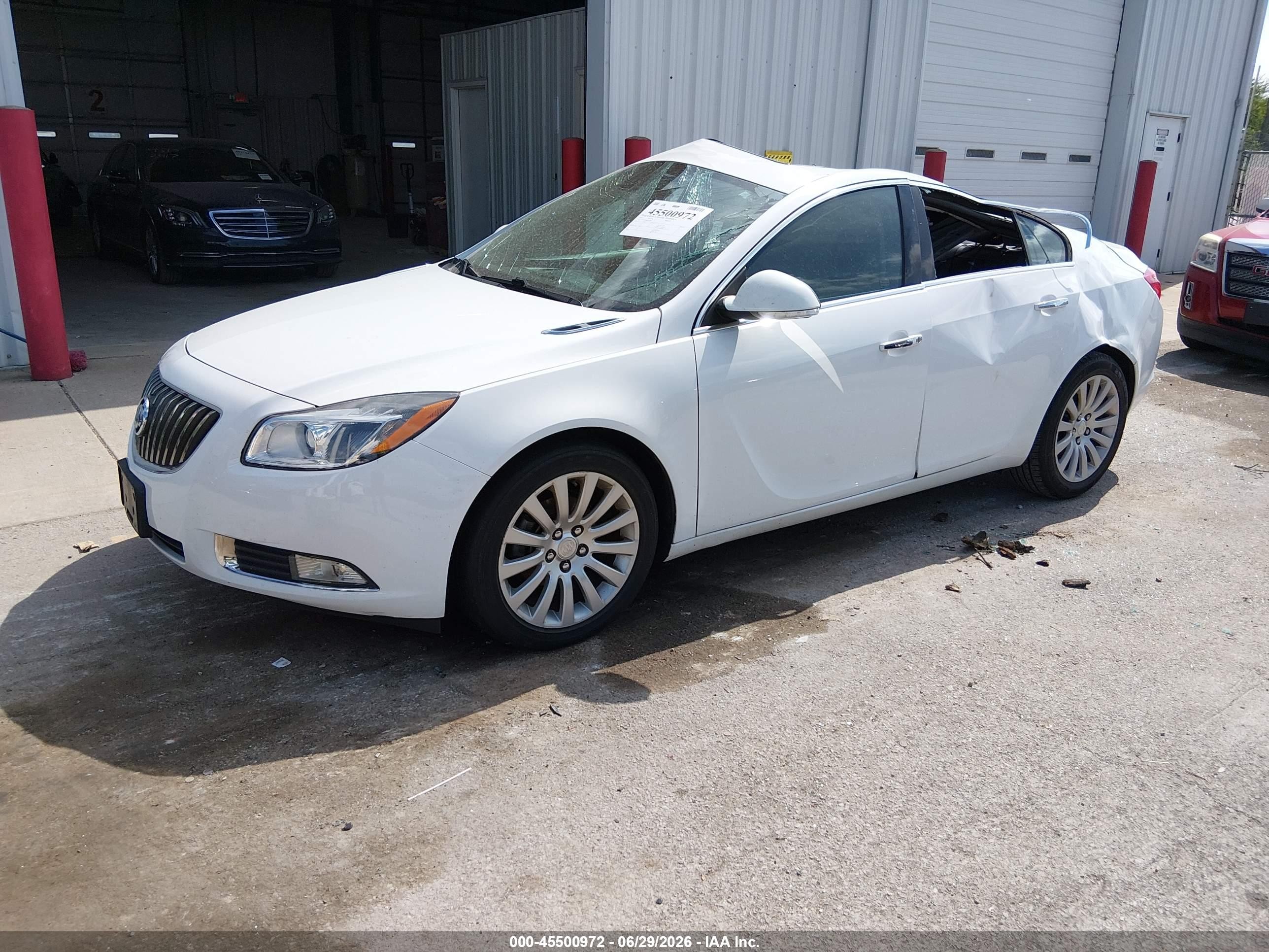 2012 Buick Regal Premium 2 White vin: 2G4GT5GK8C9115400