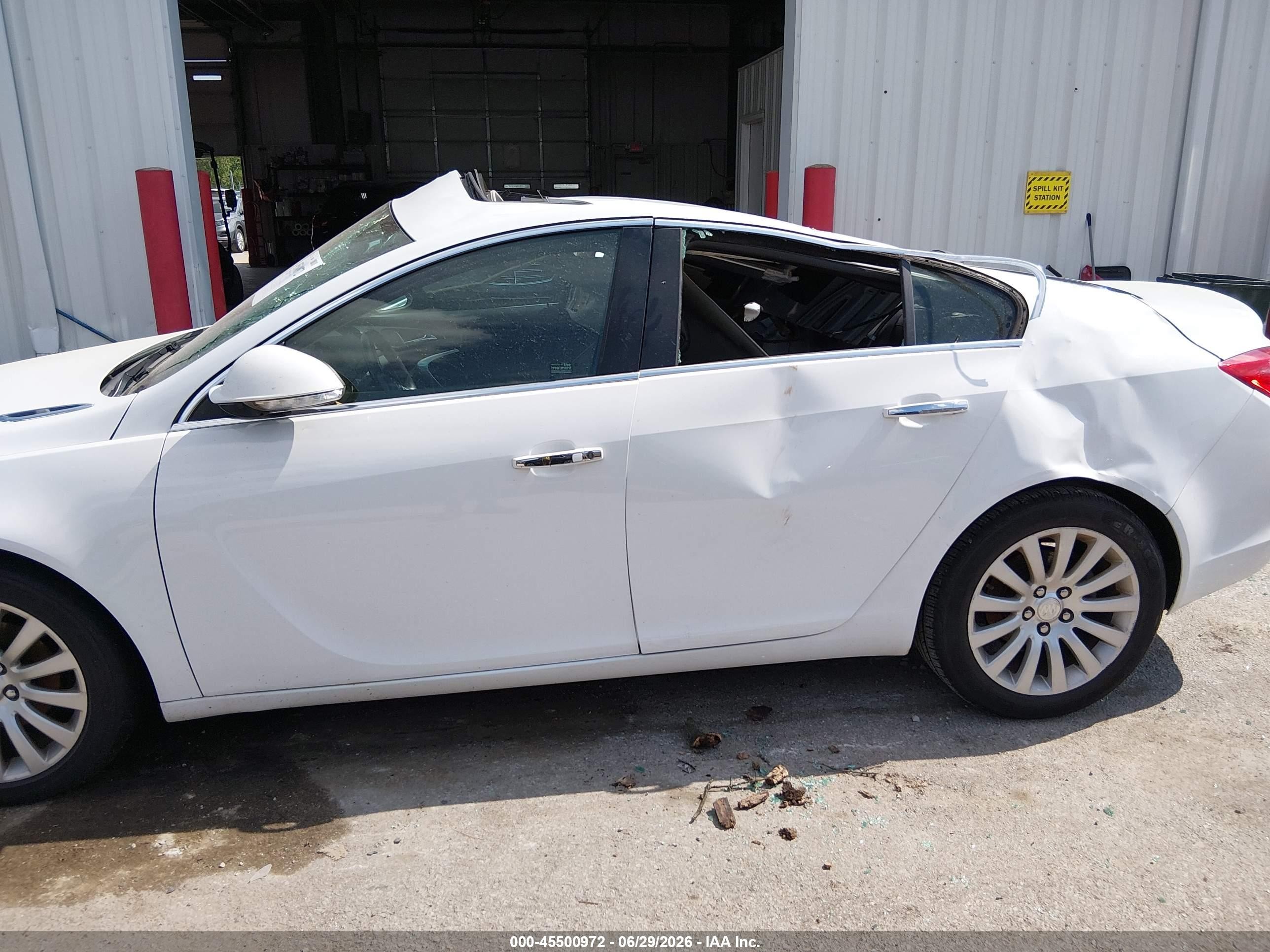 2012 Buick Regal Premium 2 White vin: 2G4GT5GK8C9115400