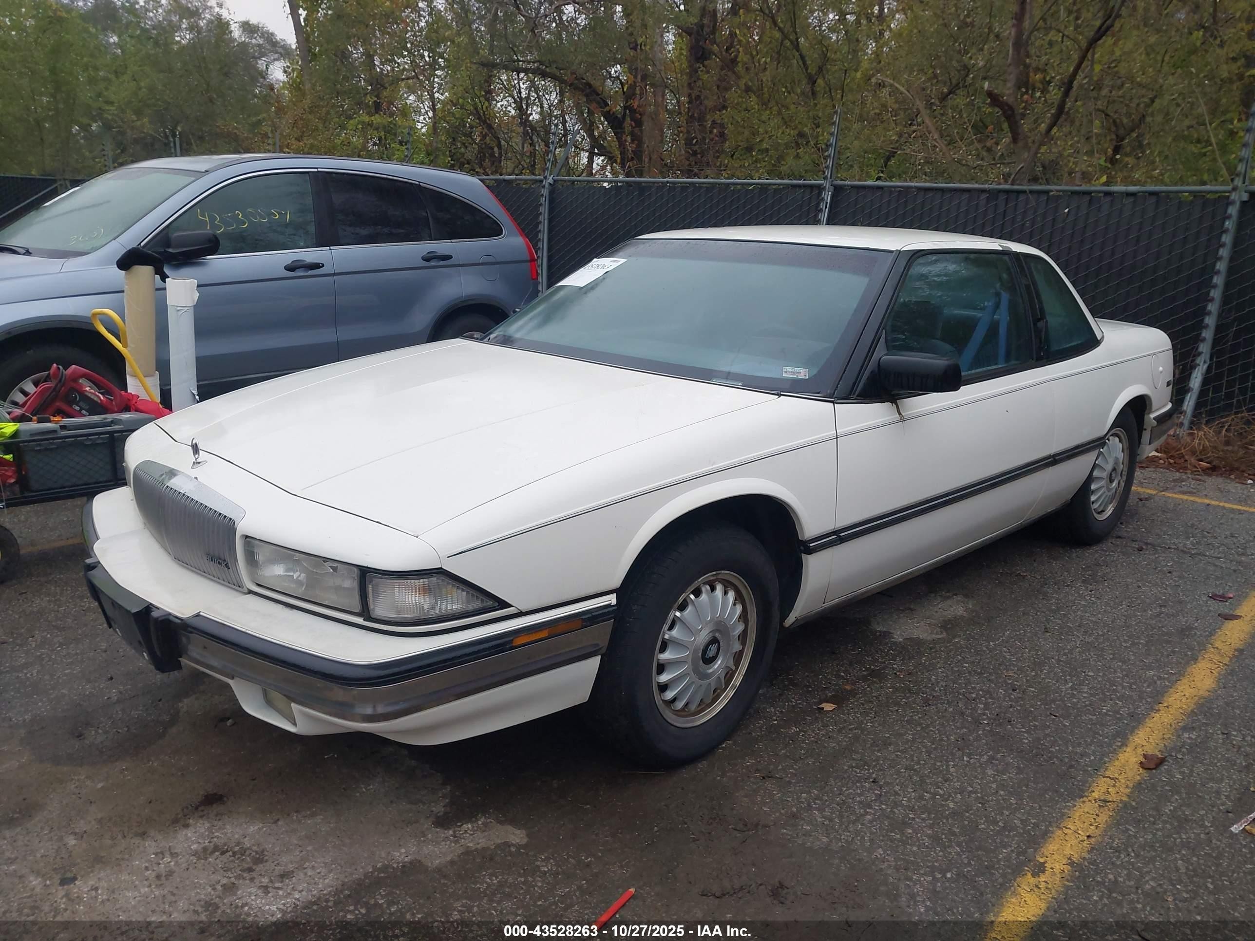 1992 Buick Regal Custom White vin: 2G4WB14T8N1478320