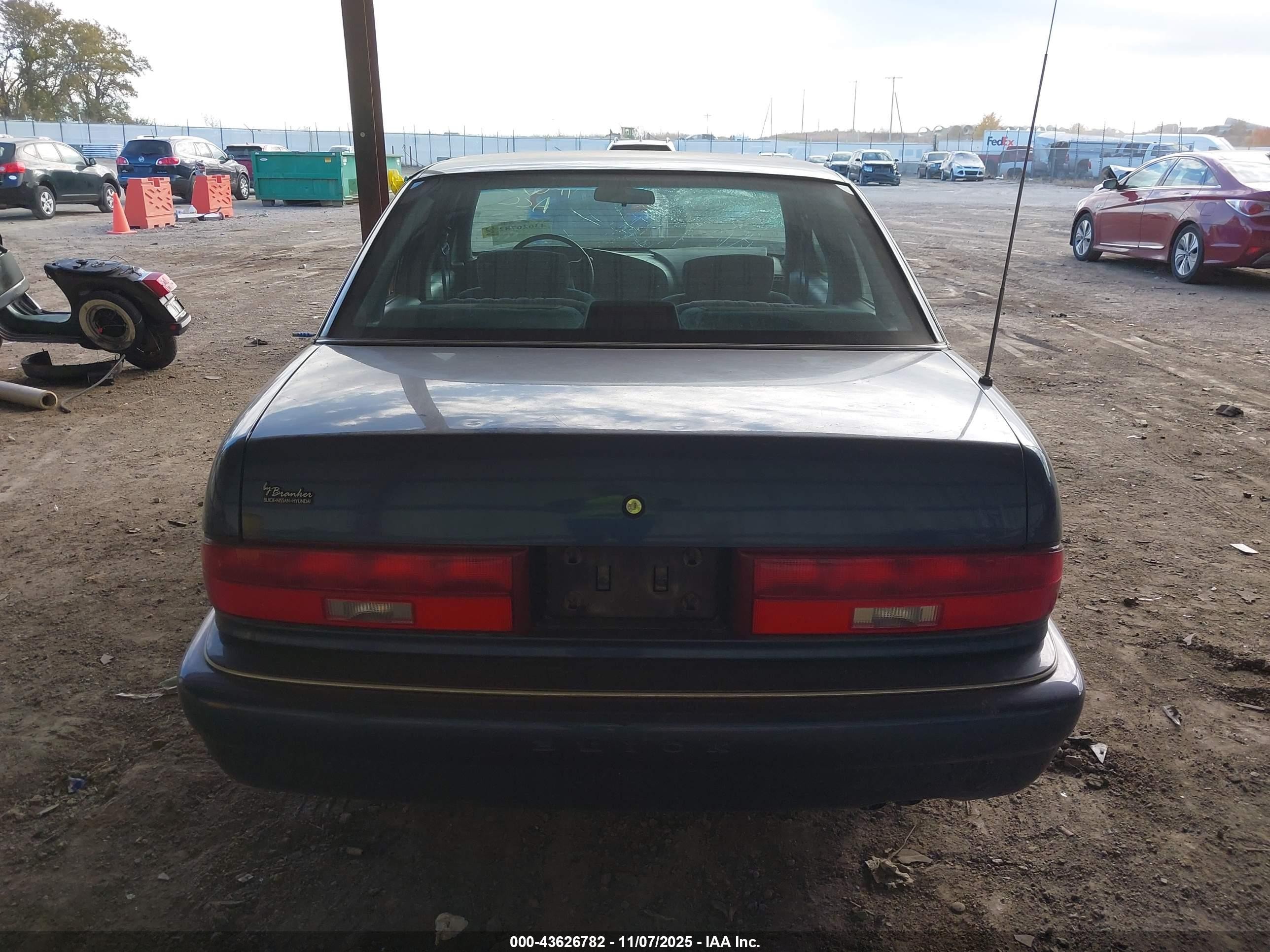1995 Buick Regal Custom Blue vin: 2G4WB52L2S1467027