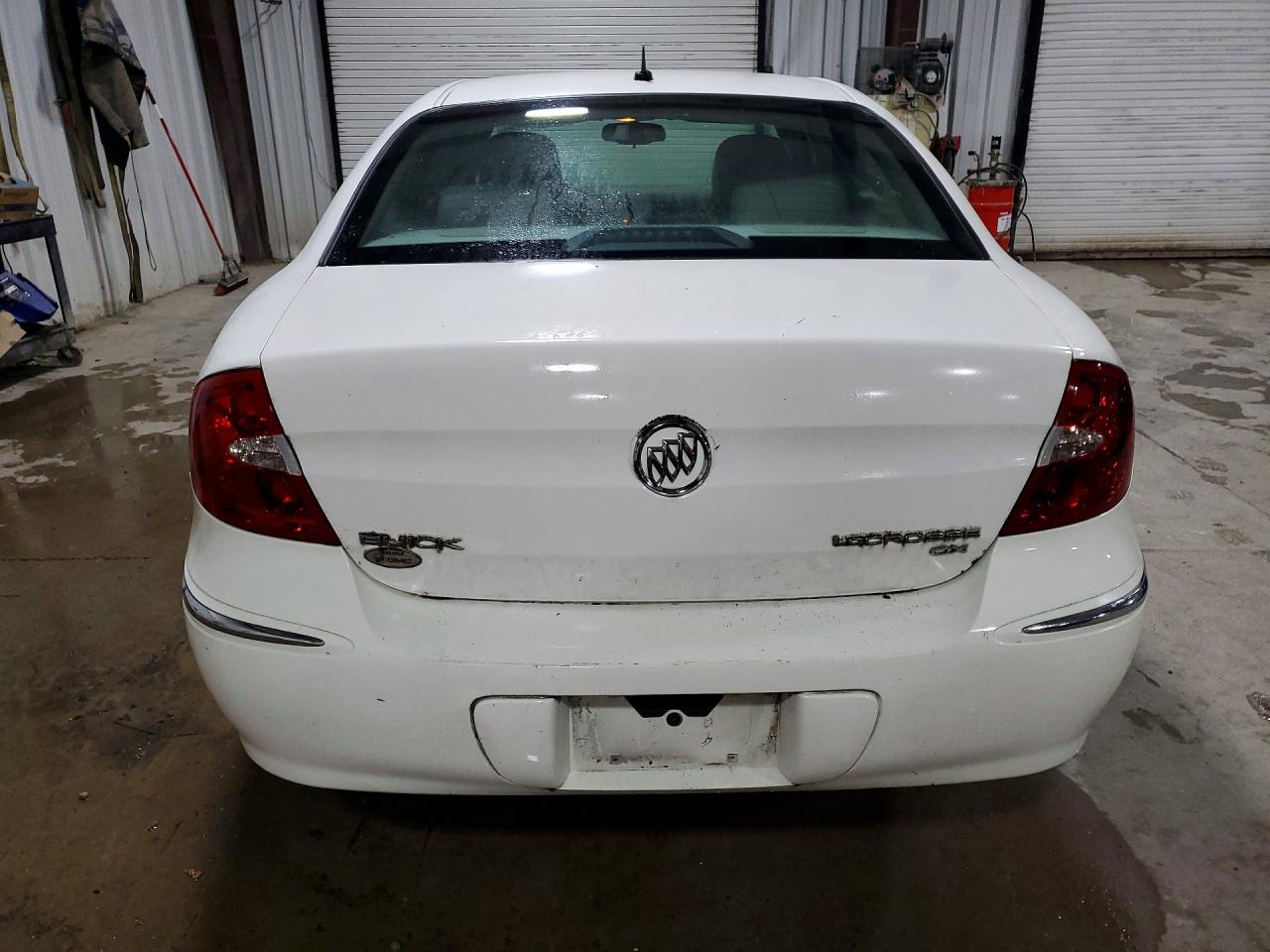 2009 Buick Lacrosse Cx White vin: 2G4WC582391239382