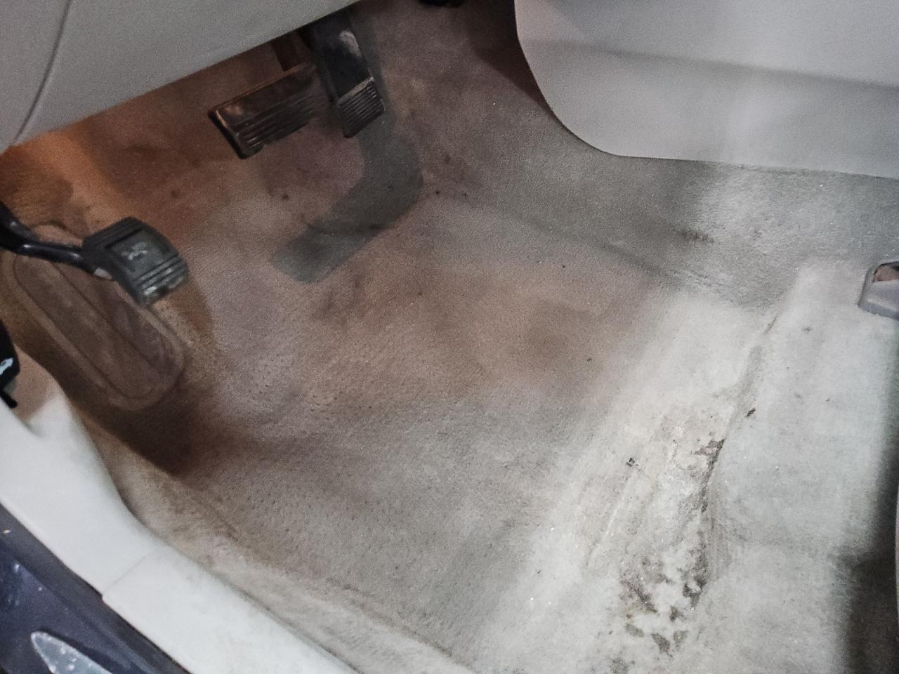 2008 Buick Lacrosse Cxl Charcoal vin: 2G4WD582681173549 Damage: Left Front Carpet, Stained, Permanent