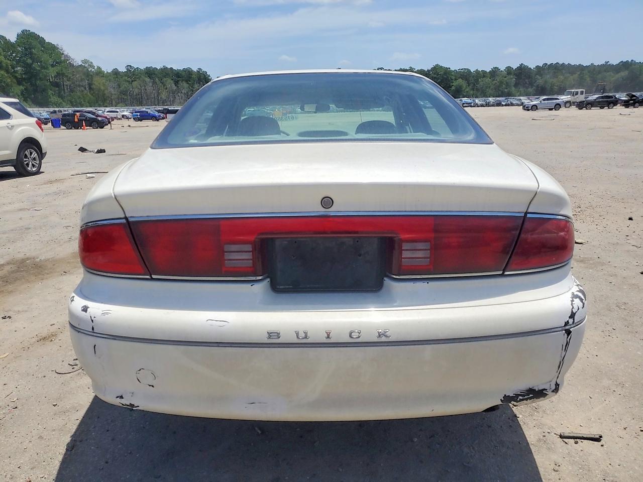 2001 Buick Century Custom White vin: 2G4WS52J011247835