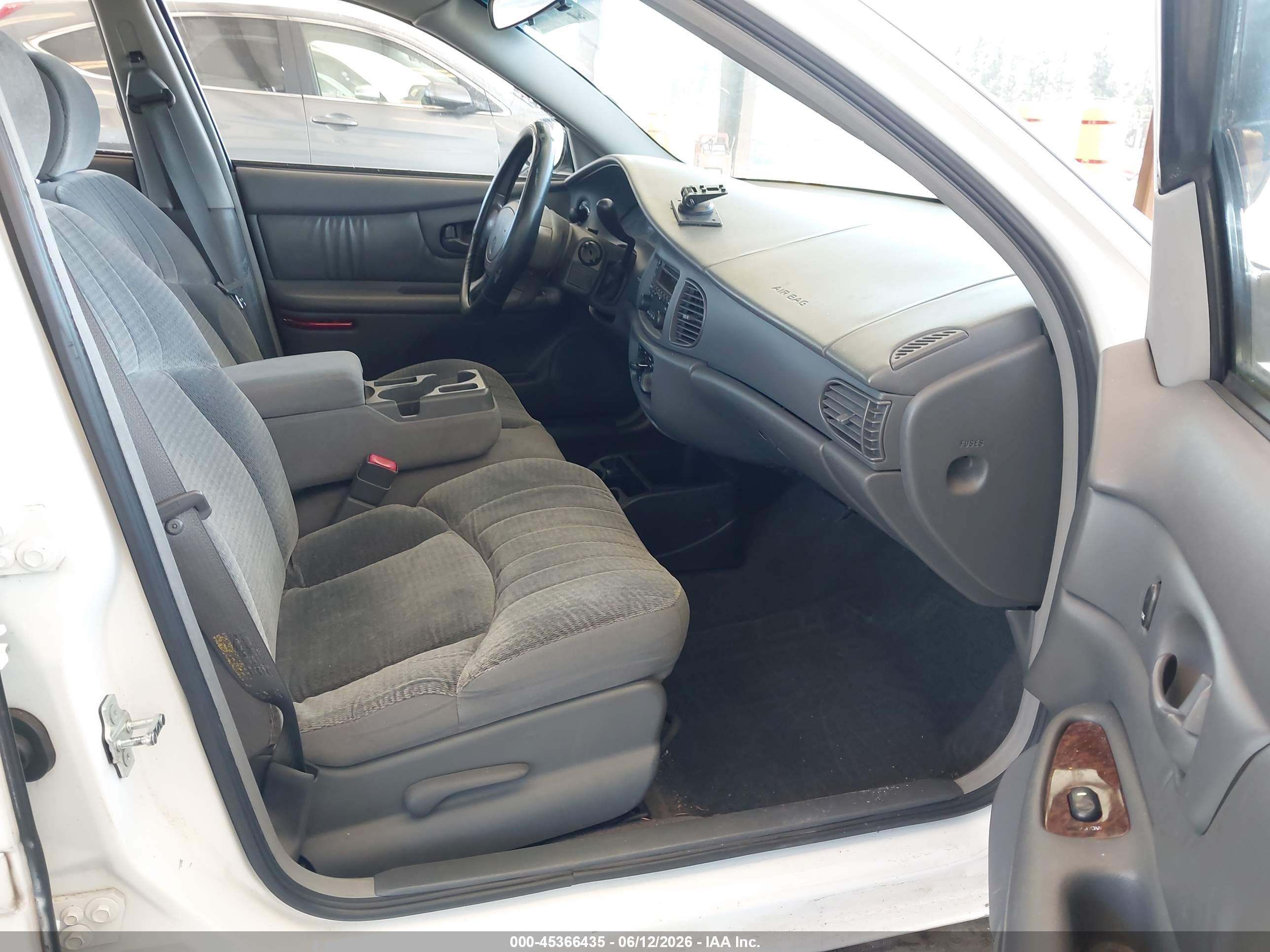 2004 Buick Century   Белый vin: 2G4WS52J141281142
