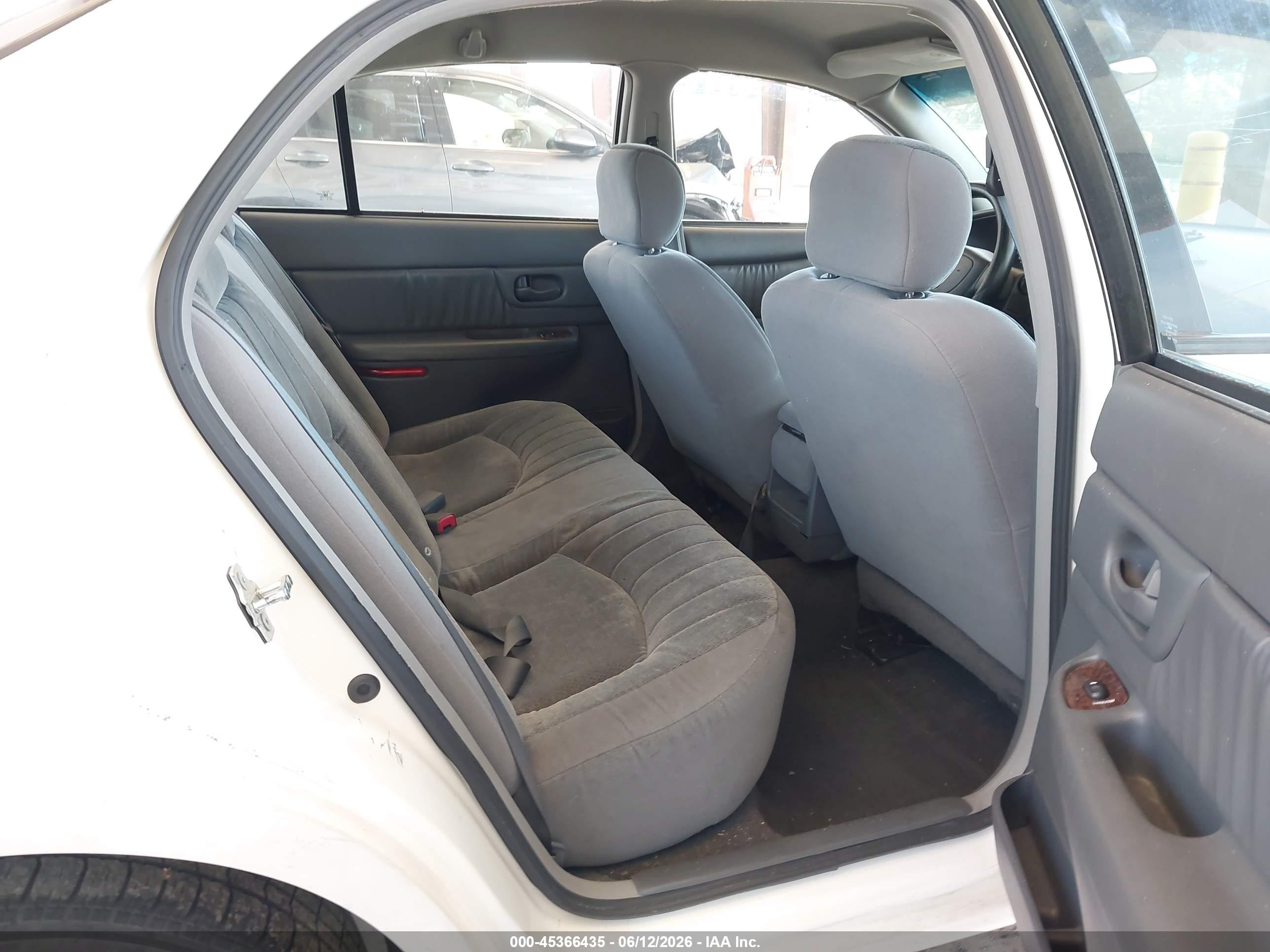 2004 Buick Century   Белый vin: 2G4WS52J141281142
