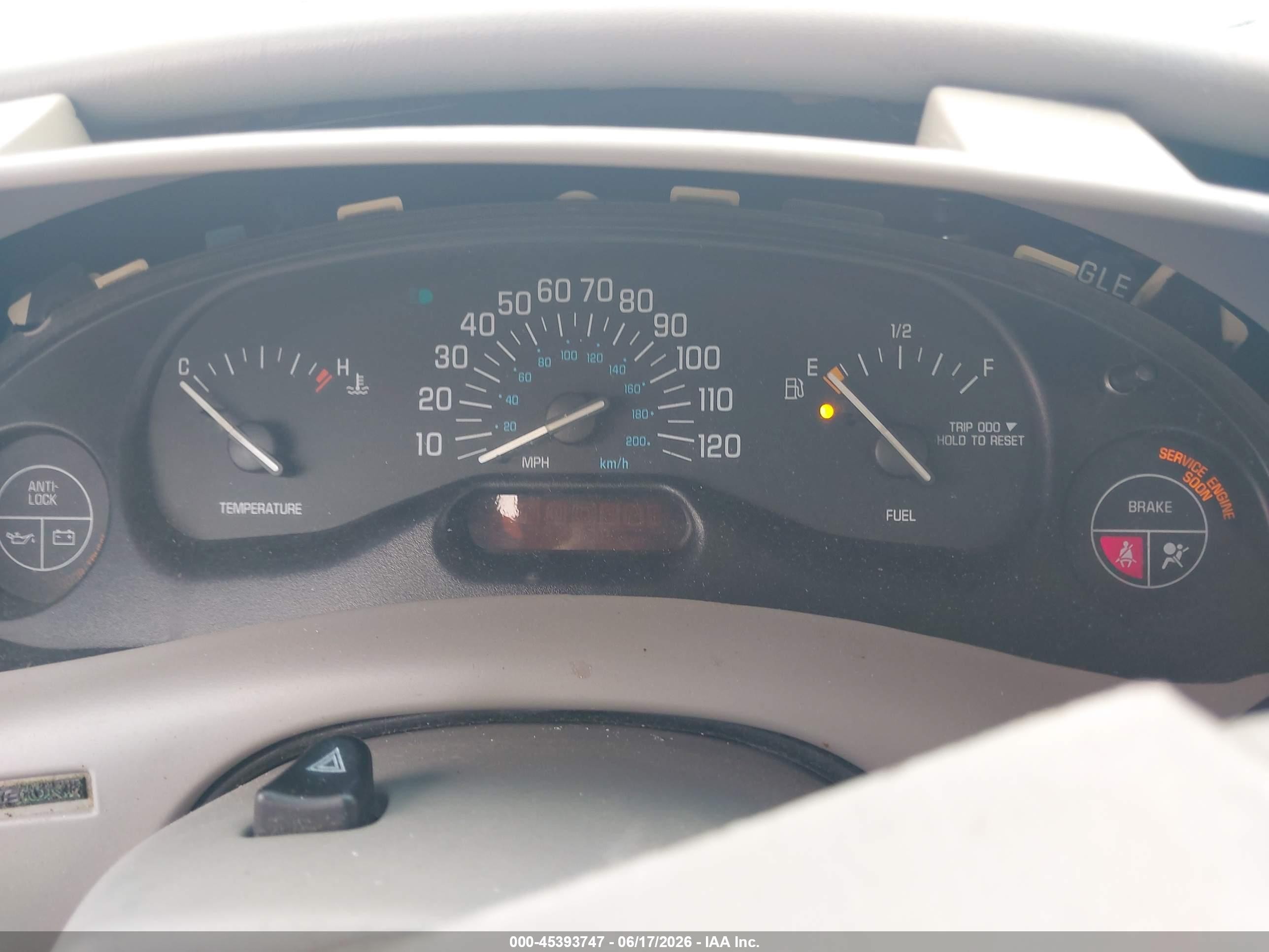 2001 Buick Century Custom White vin: 2G4WS52J711175368