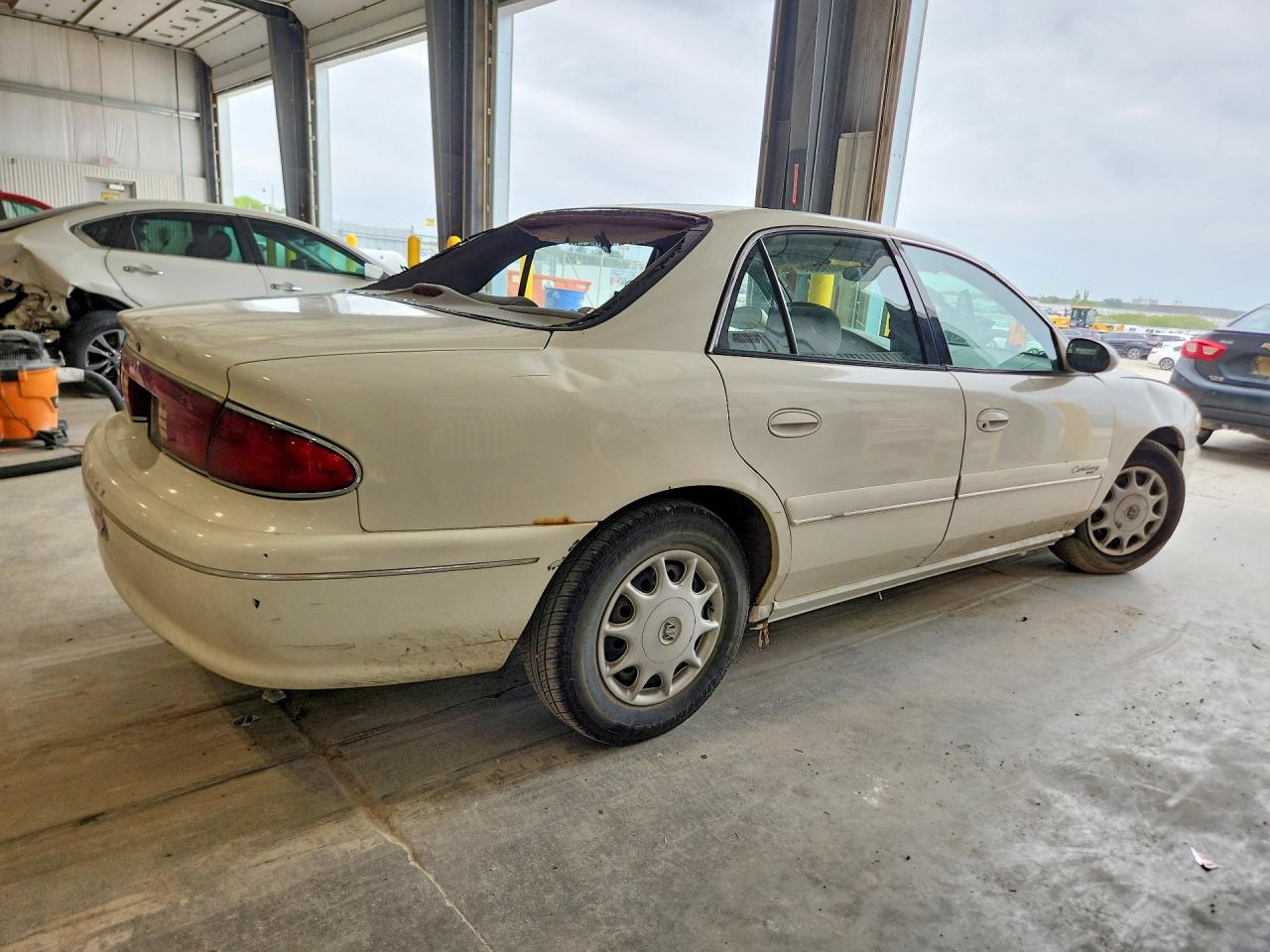 2001 Buick Century Custom White vin: 2G4WS52J711282016
